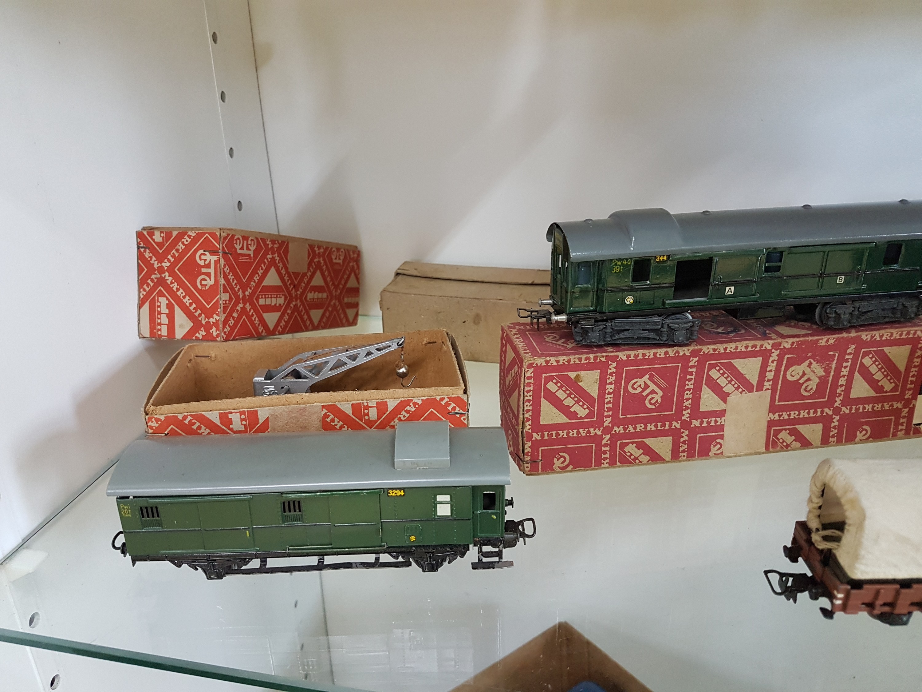 Detail f: Konvolut Modelleisenbahnen und Zubehör, Märklin, Spur H0, überwiegend 1950er-Jahre, Lokomotiven: E-Lok SE800, Dampflok TM800, Tenderlokomotive ...