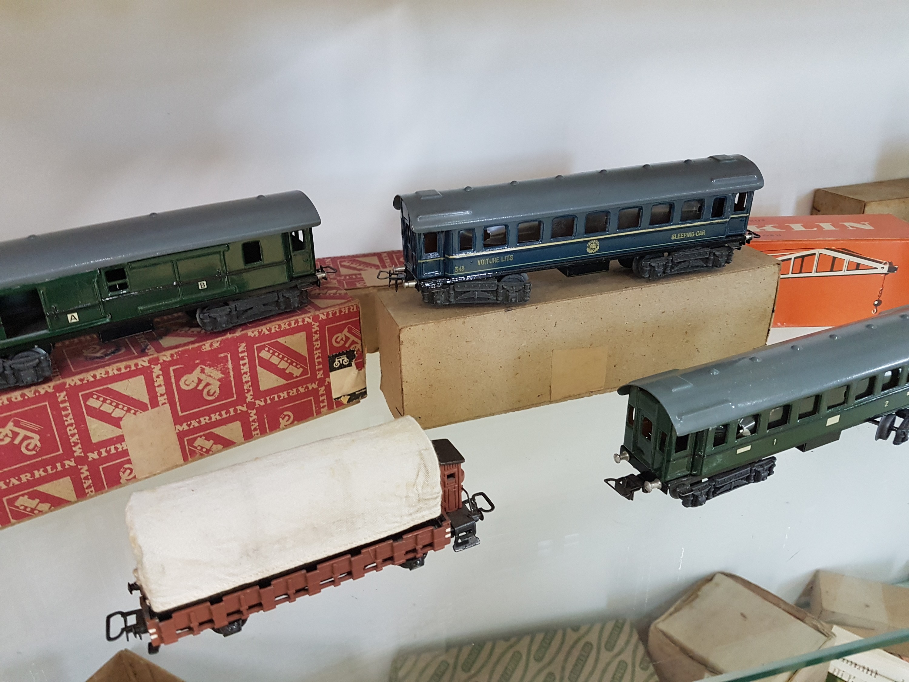 Detail g: Konvolut Modelleisenbahnen und Zubehör, Märklin, Spur H0, überwiegend 1950er-Jahre, Lokomotiven: E-Lok SE800, Dampflok TM800, Tenderlokomotive ...