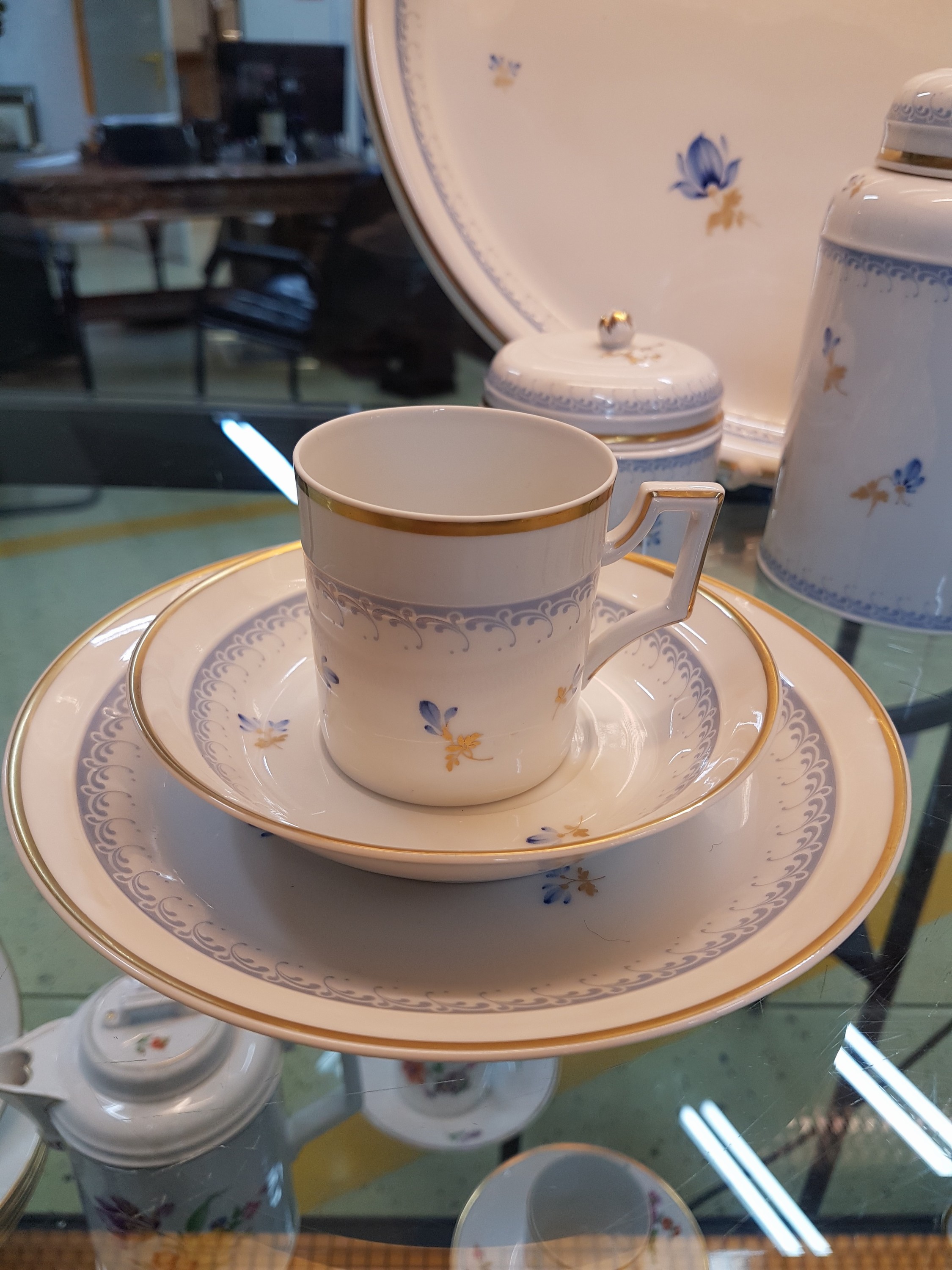 Detail b: Mokkaservice nach klassizistischem Vorbild für 3 Personen, Fürstenberg, 2.Hälfte 20.Jh., Porzellan, Goldstaffage, Streublumenmotiv in blau, ...