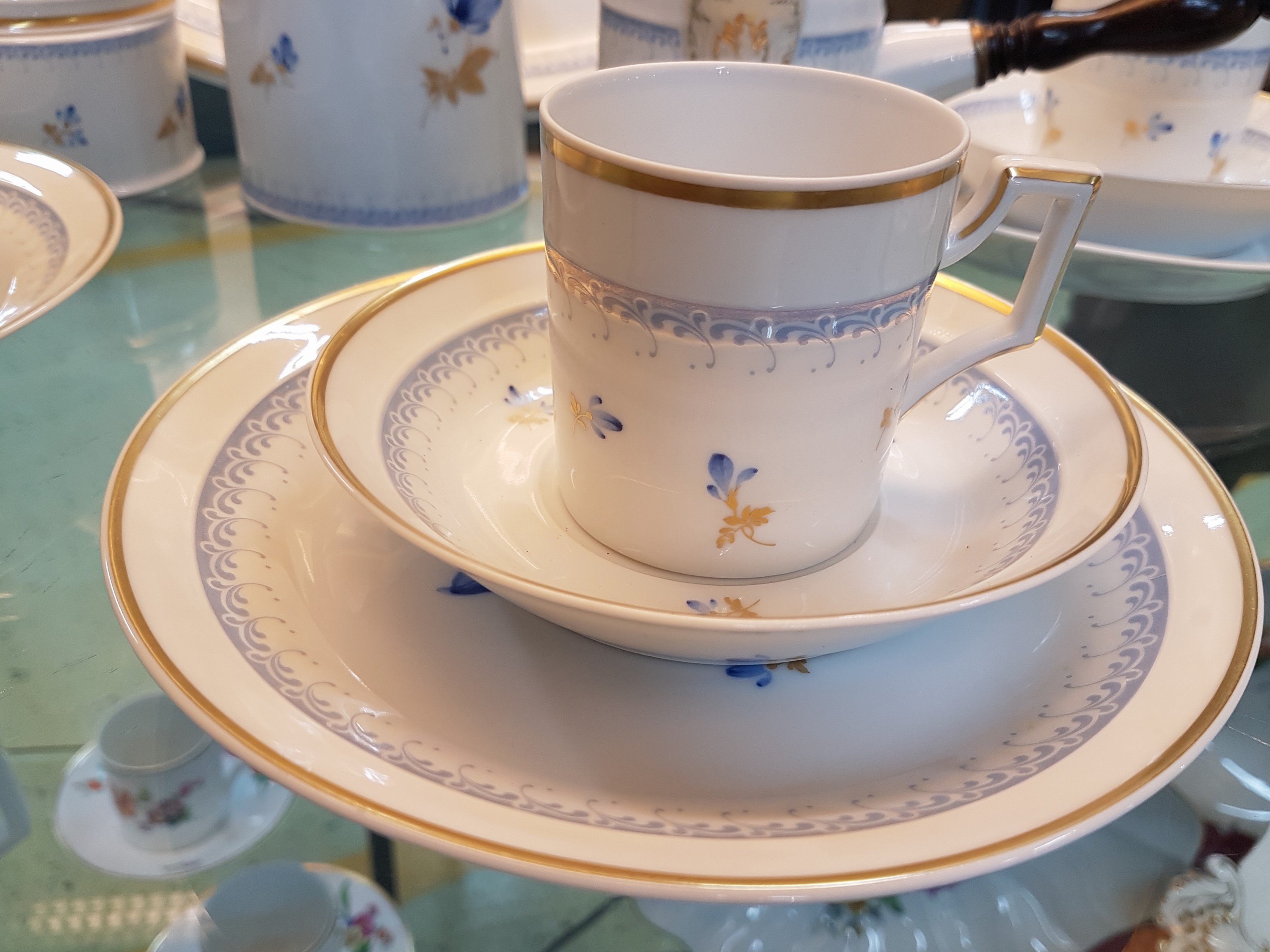 Detail c: Mokkaservice nach klassizistischem Vorbild für 3 Personen, Fürstenberg, 2.Hälfte 20.Jh., Porzellan, Goldstaffage, Streublumenmotiv in blau, ...