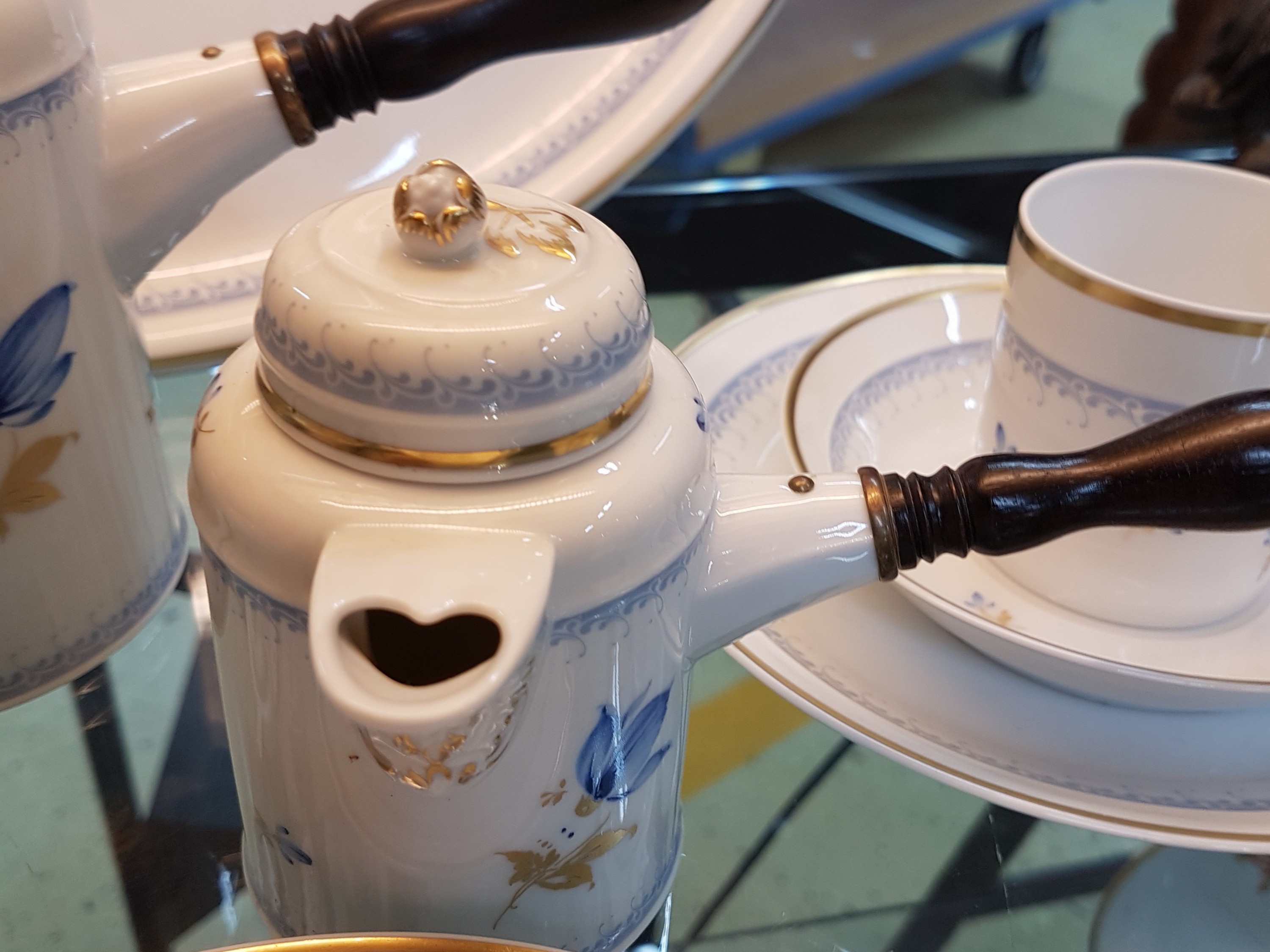 Detail d: Mokkaservice nach klassizistischem Vorbild für 3 Personen, Fürstenberg, 2.Hälfte 20.Jh., Porzellan, Goldstaffage, Streublumenmotiv in blau, ...