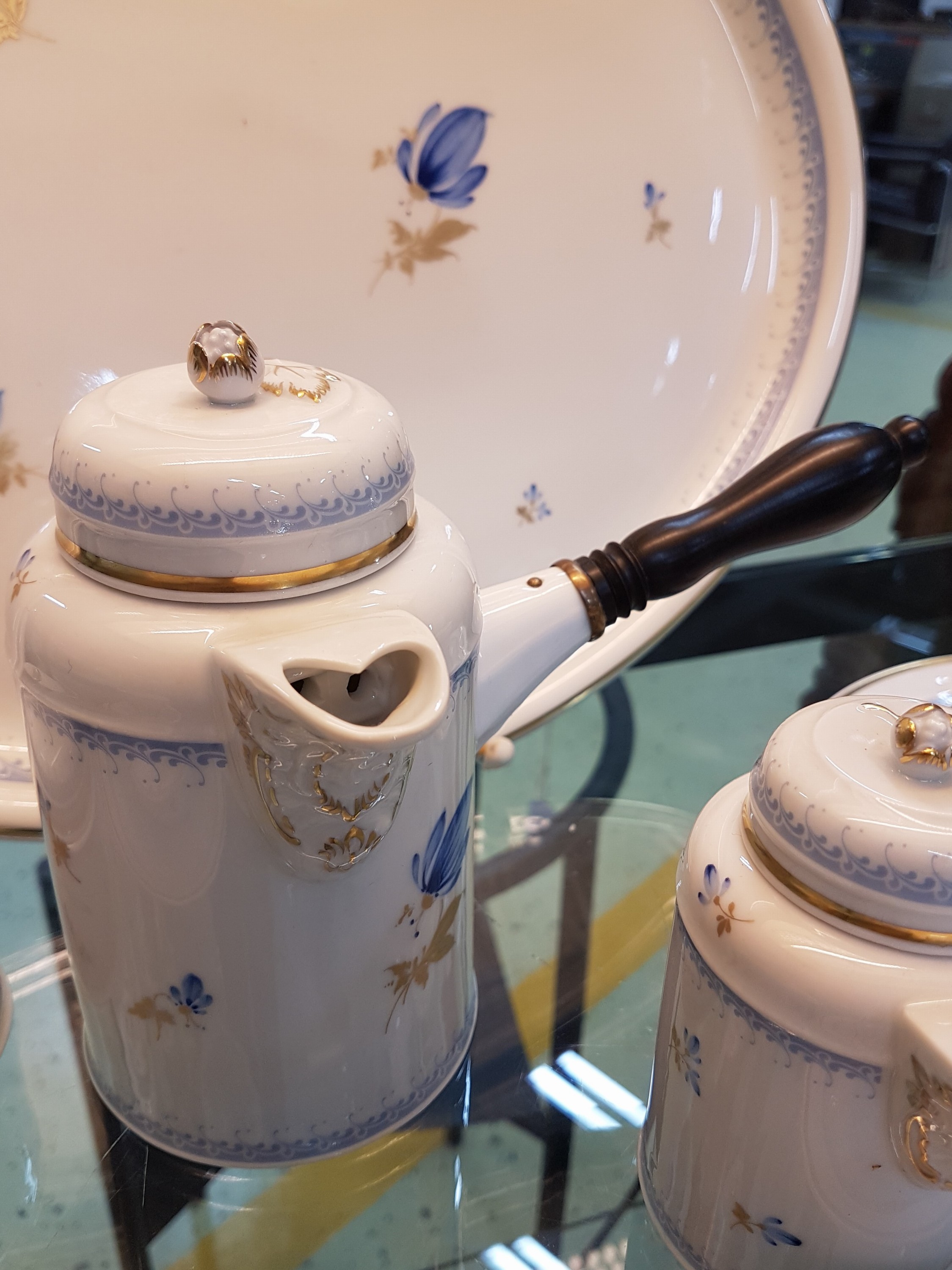 Detail e: Mokkaservice nach klassizistischem Vorbild für 3 Personen, Fürstenberg, 2.Hälfte 20.Jh., Porzellan, Goldstaffage, Streublumenmotiv in blau, ...