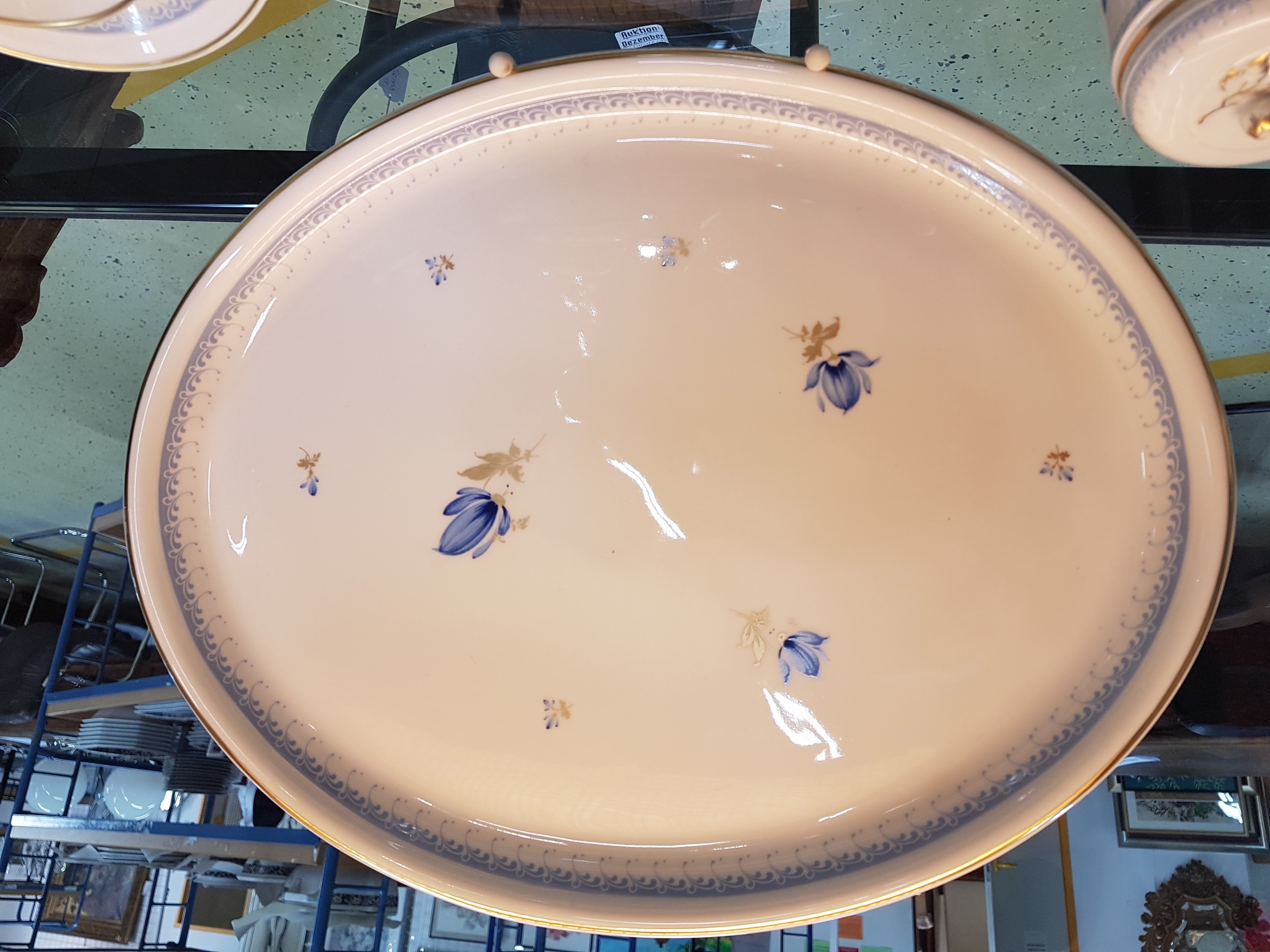 Detail f: Mokkaservice nach klassizistischem Vorbild für 3 Personen, Fürstenberg, 2.Hälfte 20.Jh., Porzellan, Goldstaffage, Streublumenmotiv in blau, ...