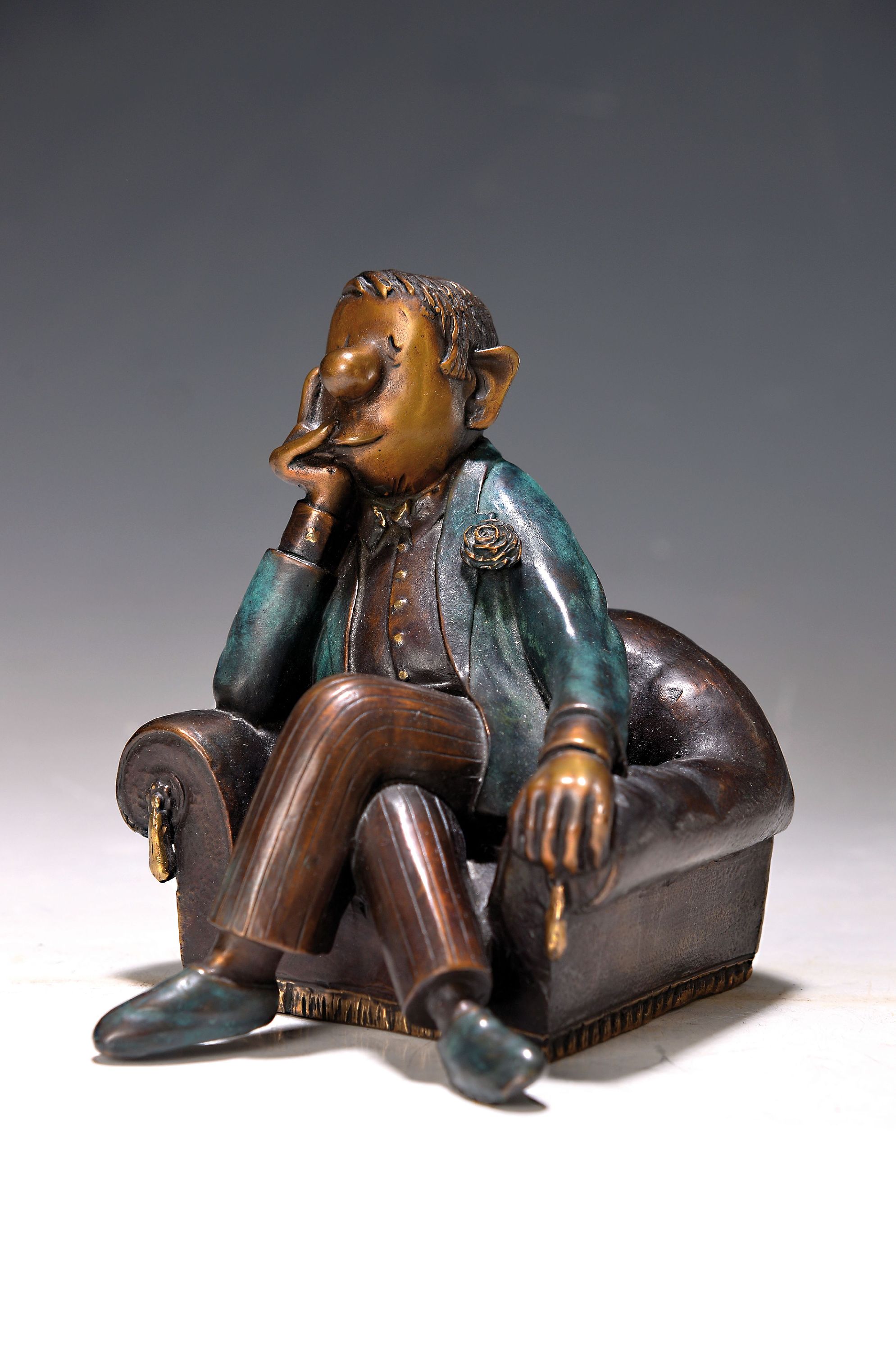 Loriot, Vicco von Bülow (1923-2011), Herr im Sessel, Bronzeguß, signiert, num. 118/950, H. ca. 13.5cm