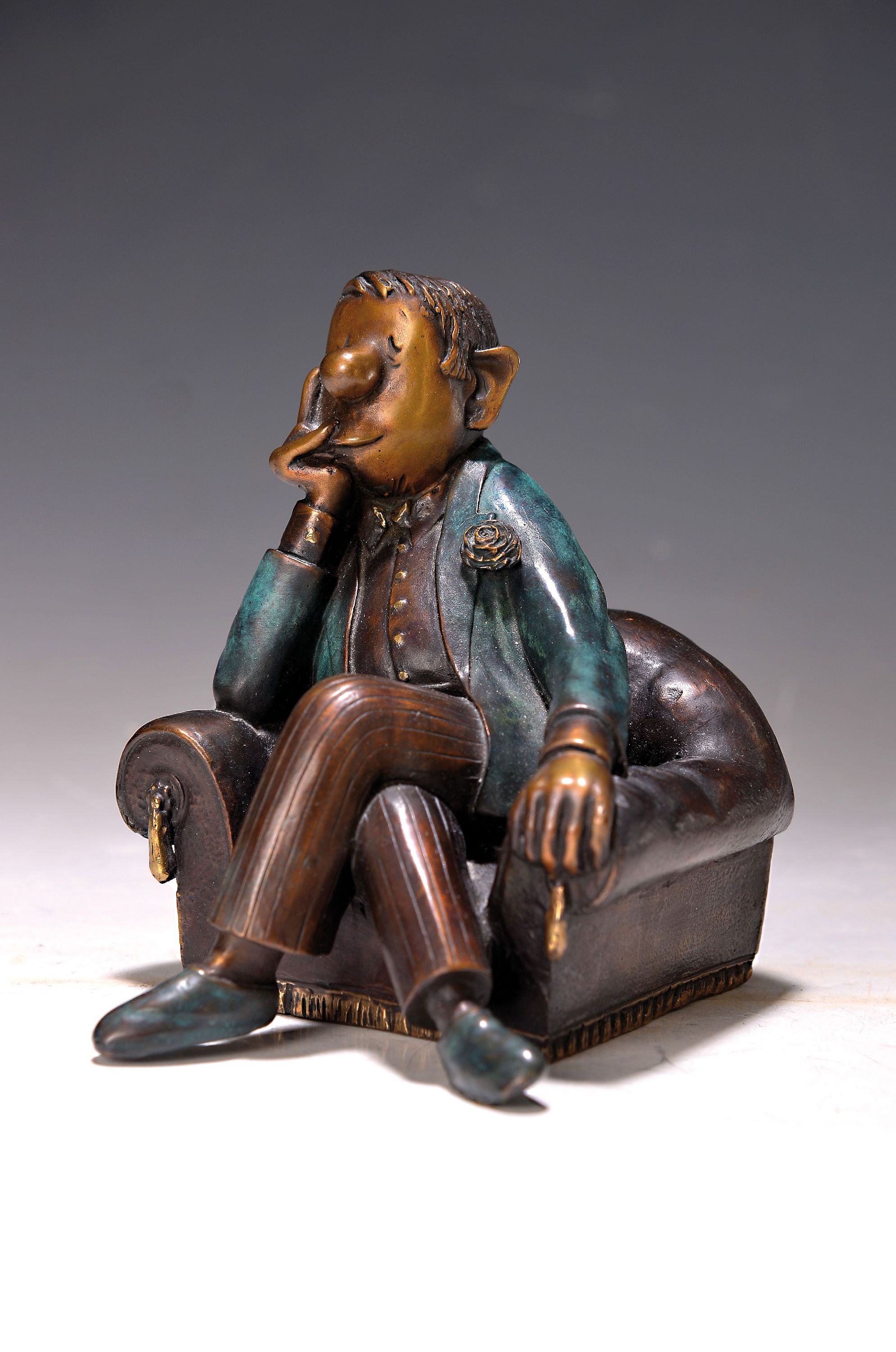 Detail k: Loriot, Vicco von Bülow (1923-2011), Herr im Sessel, Bronzeguß, signiert, num. 118/950, H. ca. 13.5cm