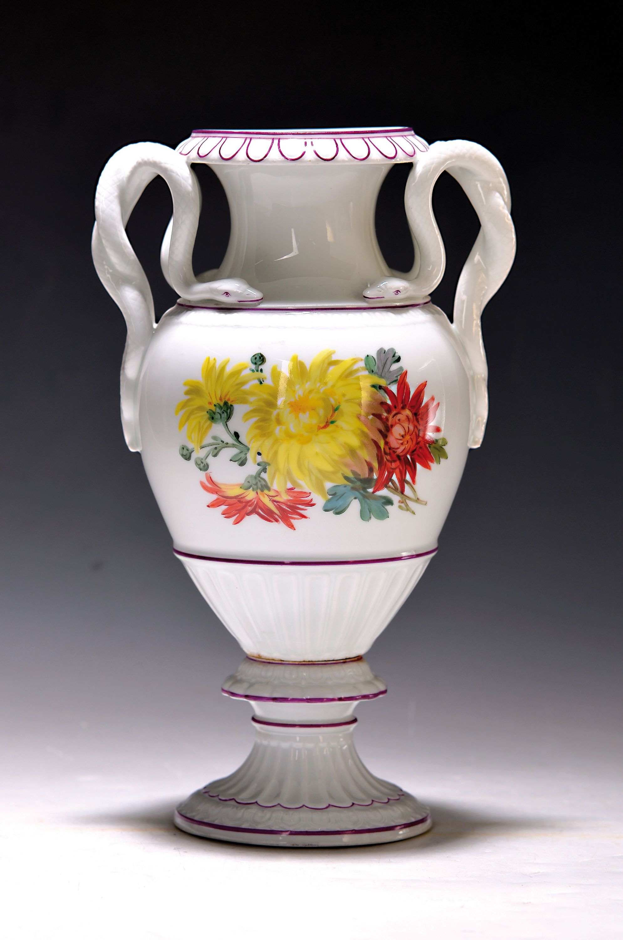 Image 26912103 - Schlangenhenkelvase, Meissen, 2. Wahl, Porzellan, 20.Jh., bunt bemalt, purpurroten ...