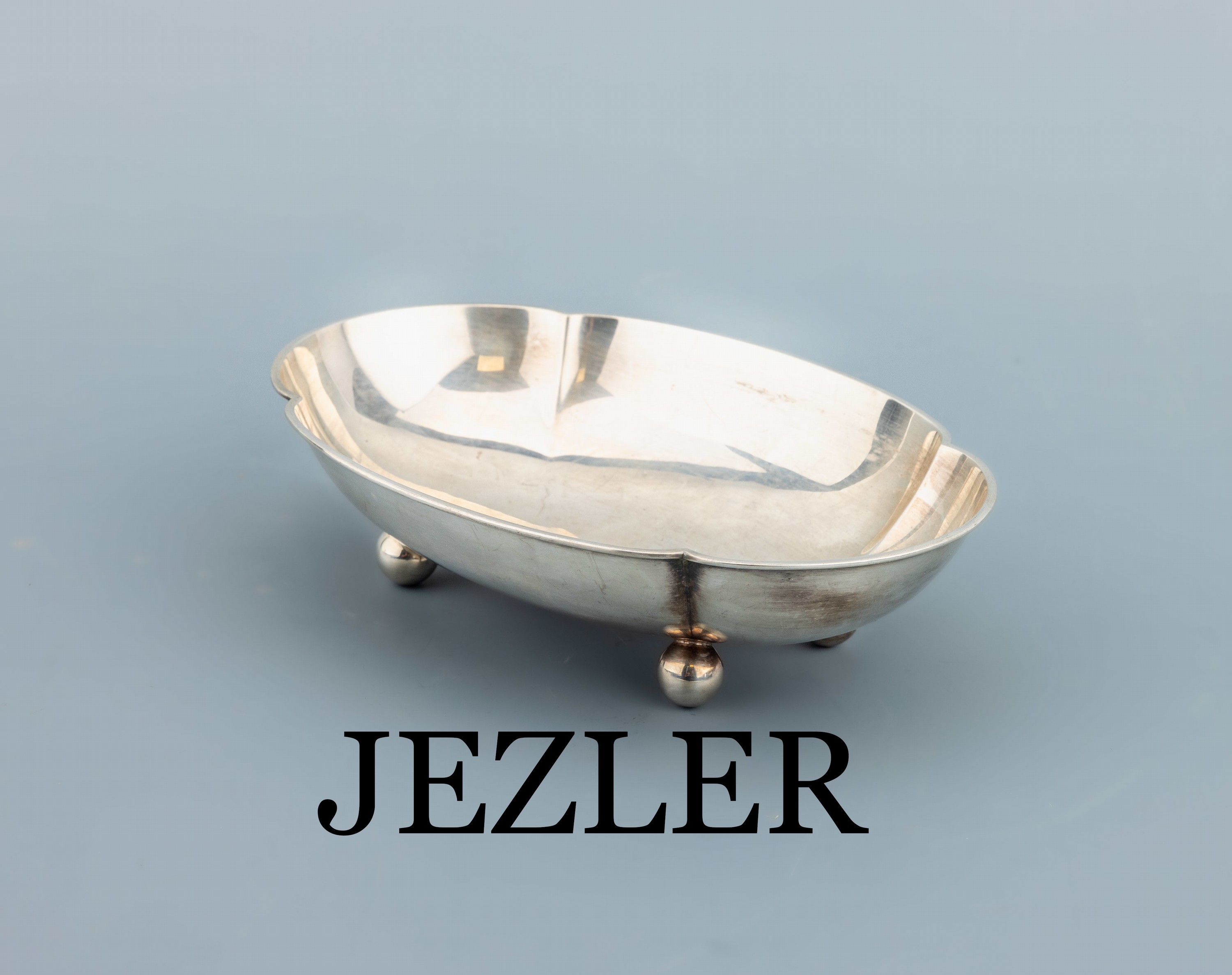 Anbietschale, 800er Silber, schlichte ovaleGrundform, ca. 19.5 x 13.5 cm, auf 4 Kugelfüßen, ca. 188 g, Hersteller JEZLER, Schweiz