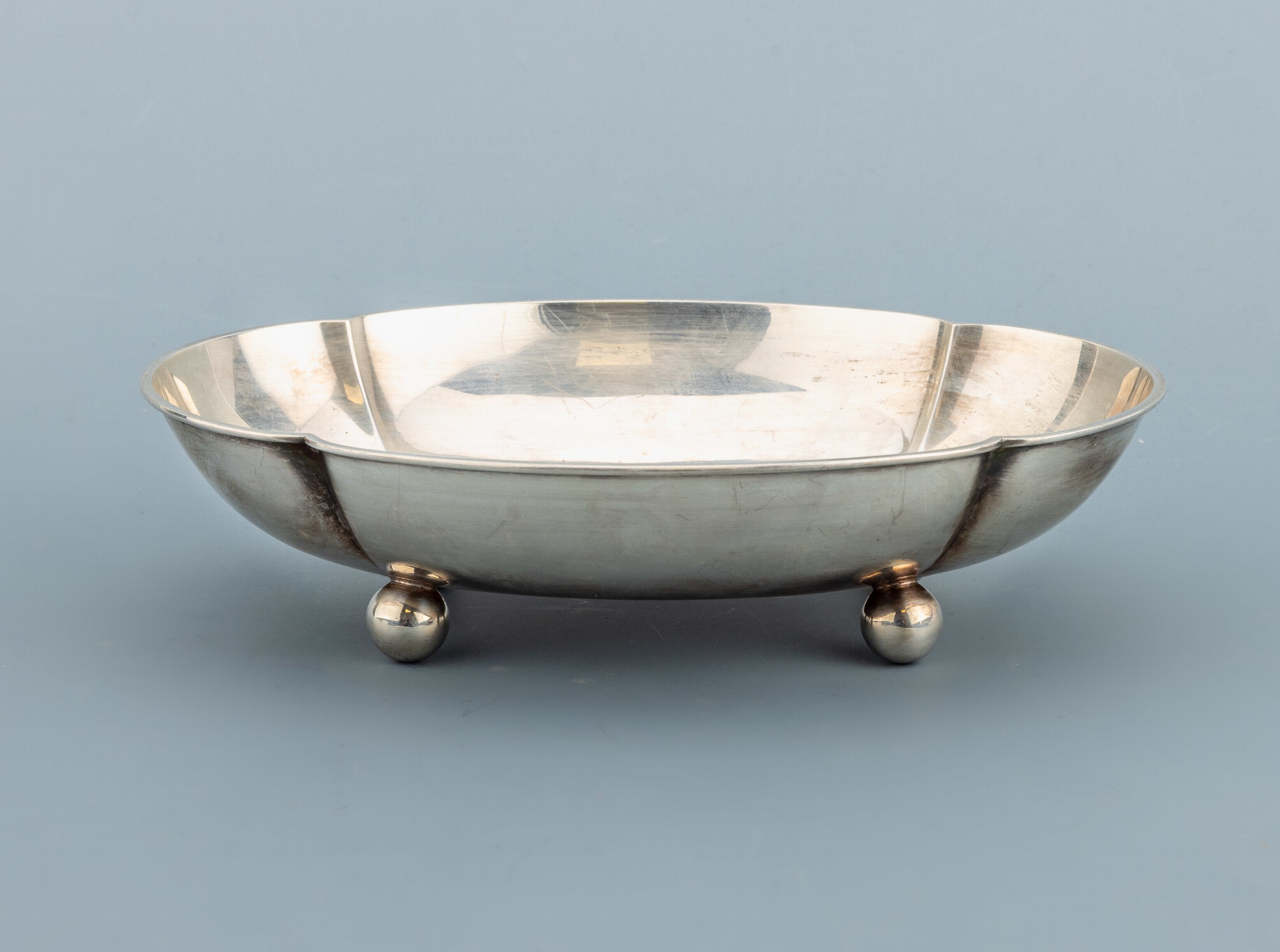 Detail a: Anbietschale, 800er Silber, schlichte ovaleGrundform, ca. 19.5 x 13.5 cm, auf 4 Kugelfüßen, ca. 188 g, Hersteller JEZLER, Schweiz