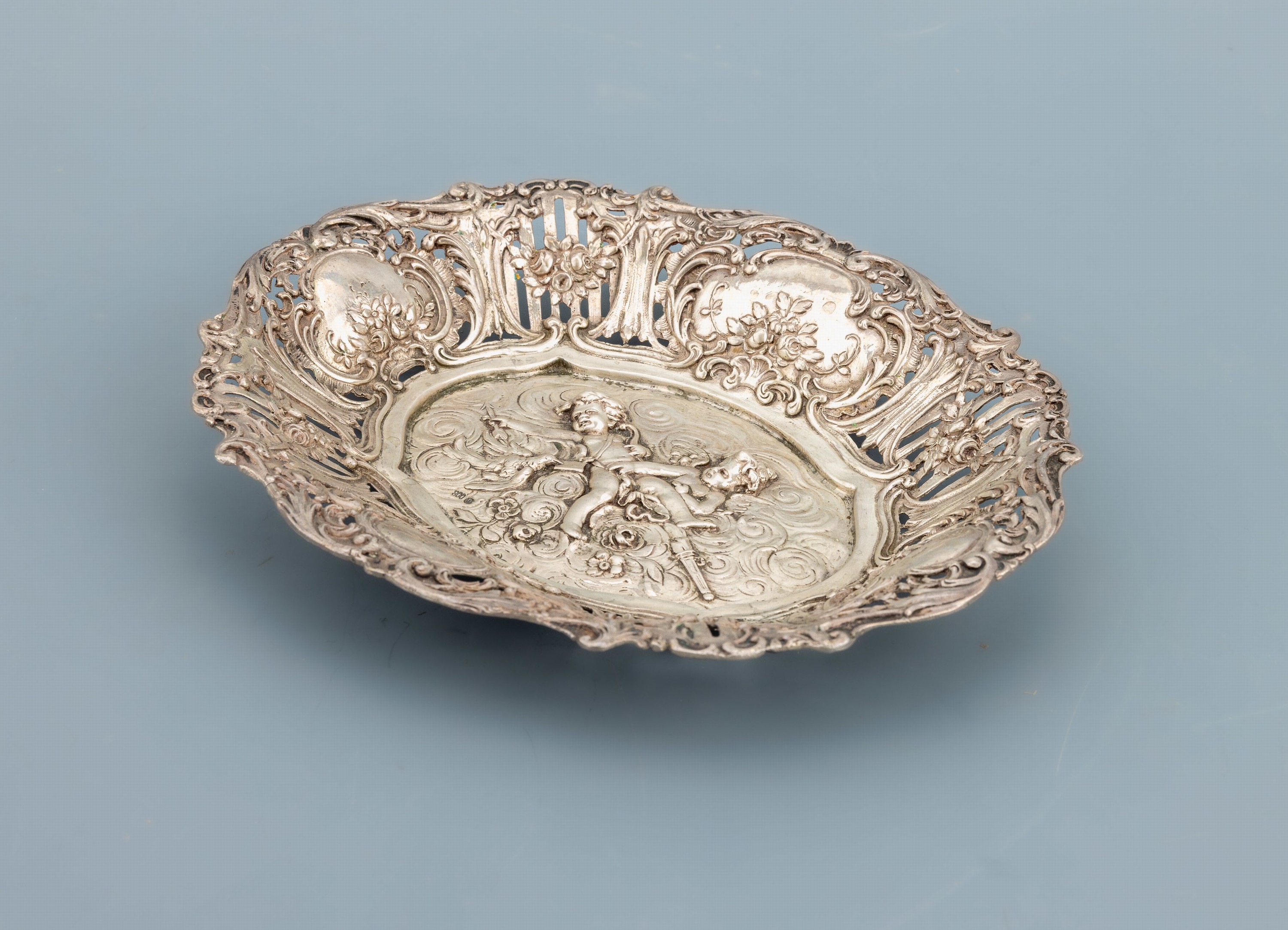 Detail a: Anbietschale, 800er Silber, deutsch um 1920-25, reiches Dekor mit Blüten, Blättern, Rocaillen und Akanthusblatt, Fahne durchbrochen gearbeitet, ...