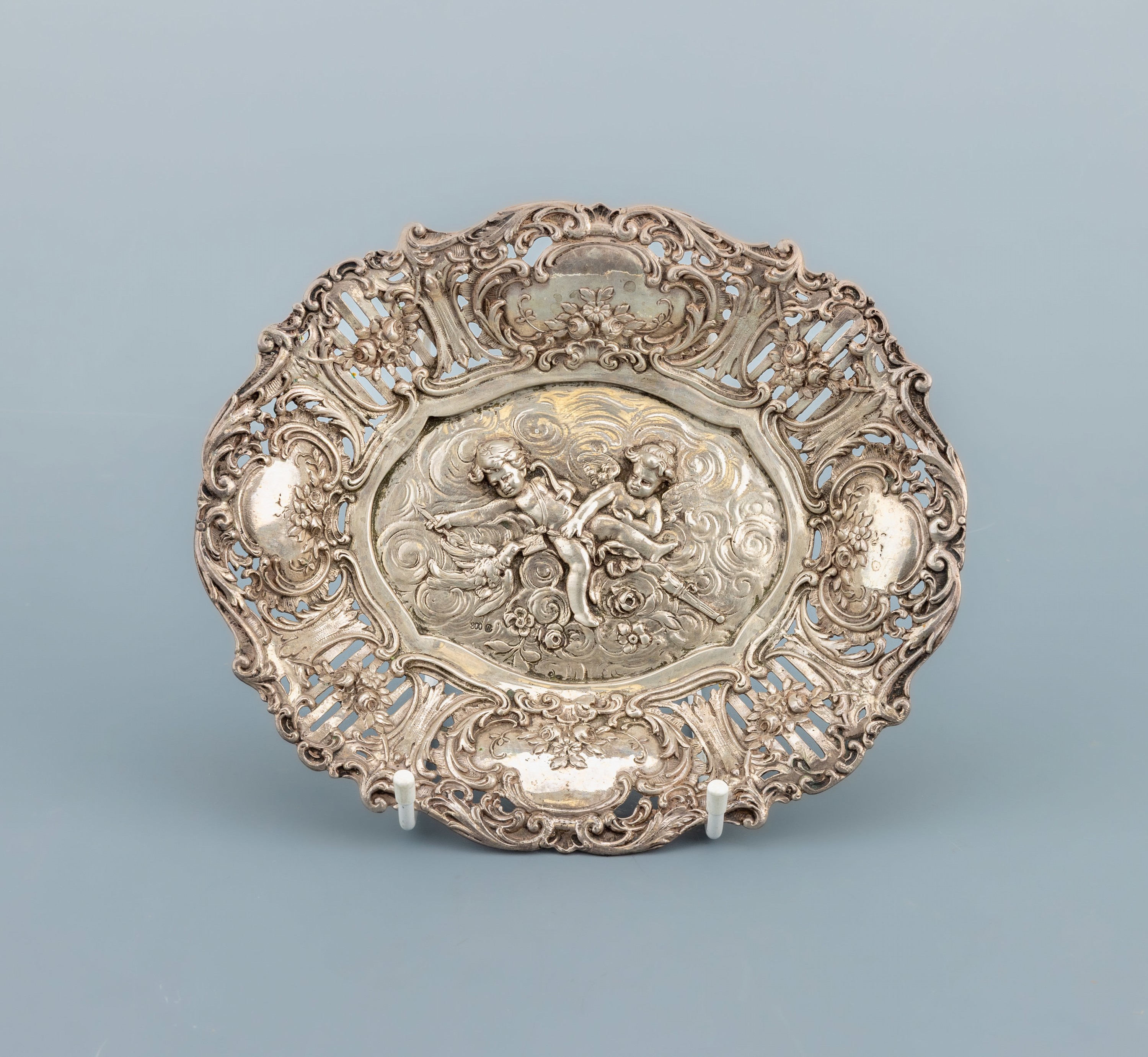 Detail b: Anbietschale, 800er Silber, deutsch um 1920-25, reiches Dekor mit Blüten, Blättern, Rocaillen und Akanthusblatt, Fahne durchbrochen gearbeitet, ...