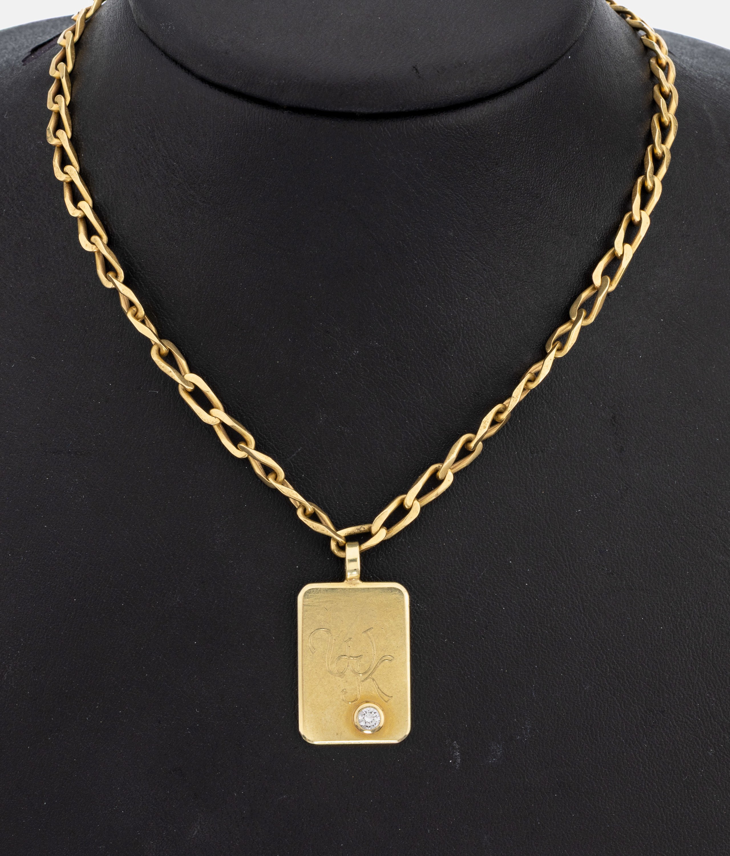 14 kt Gold Brillant-Anhänger, GG 585/000 gepr., schlicht, grav. Monogram WK, 1 Brillantca. 0.10 ct Weiß/si, an Kette, GG 585/000 gepr., L. ca. 56 ...