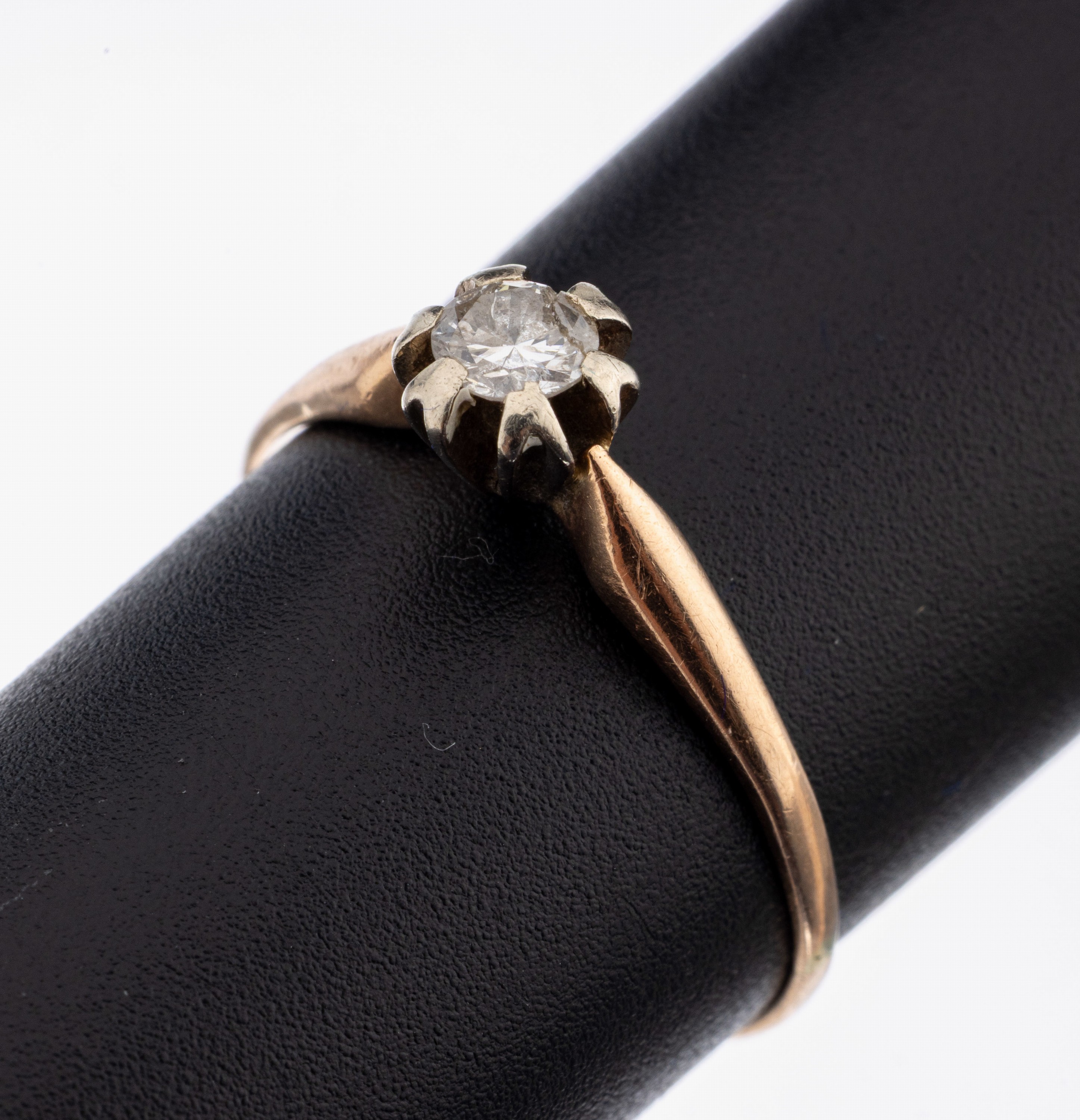 14 kt Gold Brillant Ring, um 1930, Rose G 585/000, geprüft, in WG gefasster Brillant (besch.), ca. 1.8 g, RW 60