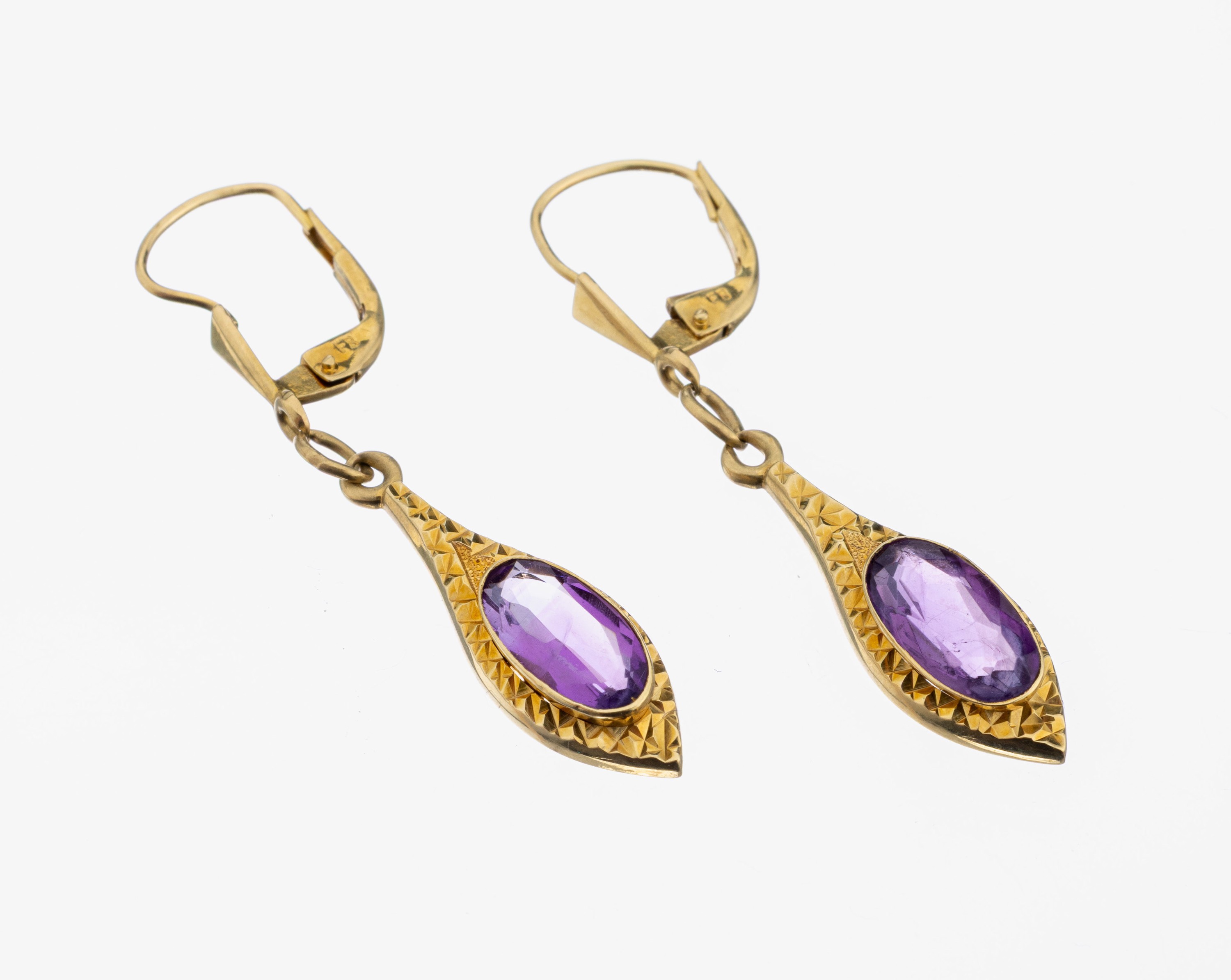 Paar 14 kt Gold Amethyst-Ohrhänger, GG 585/000, 2 ovalfacett. Amethyste zus. ca. 2ct, ca. 3.9 g, L. ca. 4 cm