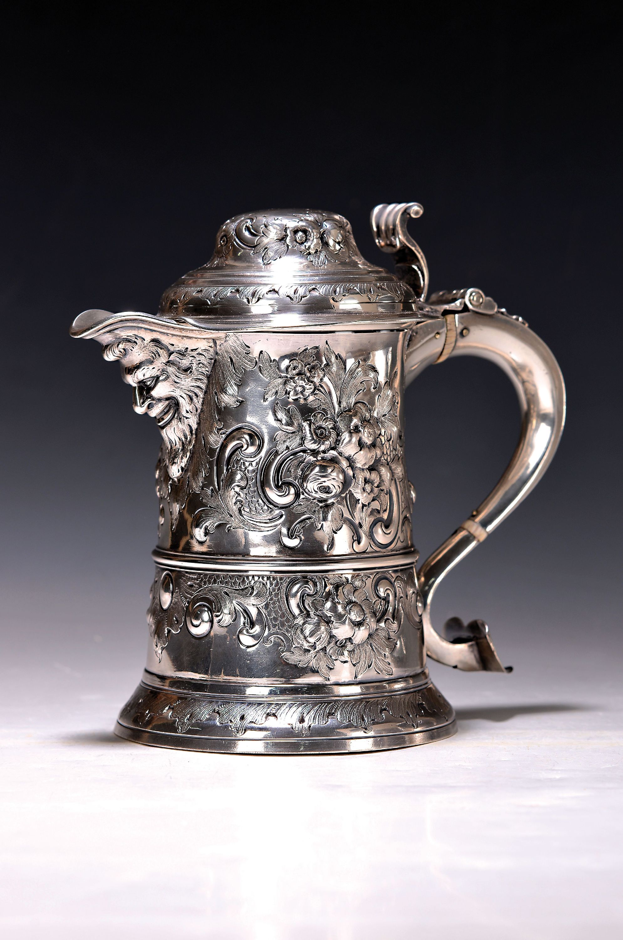 Deckelhumpen aus Silber, London, 1768, Meistermarke IM, Silber, gestochen und ziseliert, Ausguß mit Maskeron, Muschelwerk und Blumenbuketts, stark ...
