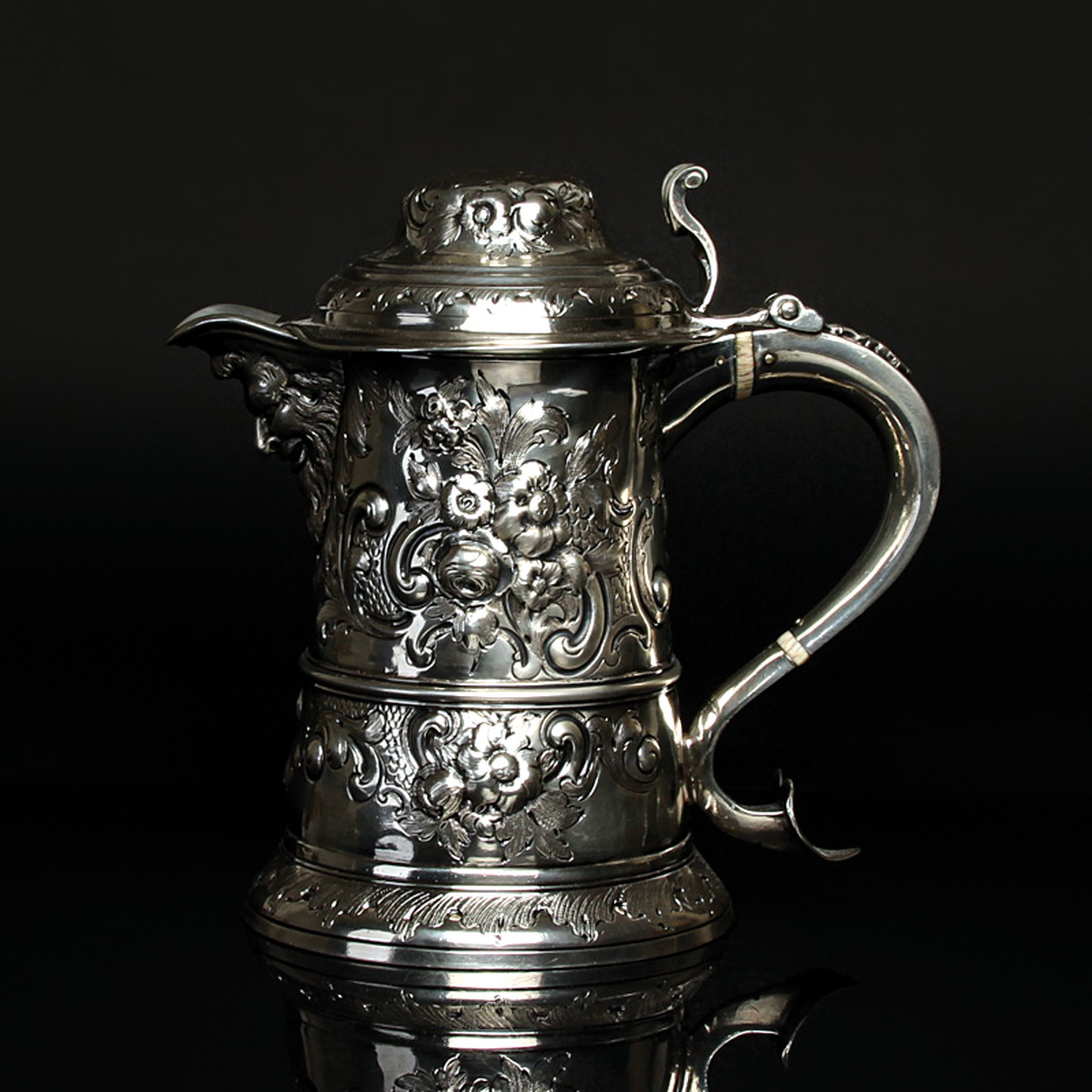 Detail a: Deckelhumpen aus Silber, London, 1768, Meistermarke IM, Silber, gestochen und ziseliert, Ausguß mit Maskeron, Muschelwerk und Blumenbuketts, stark ...