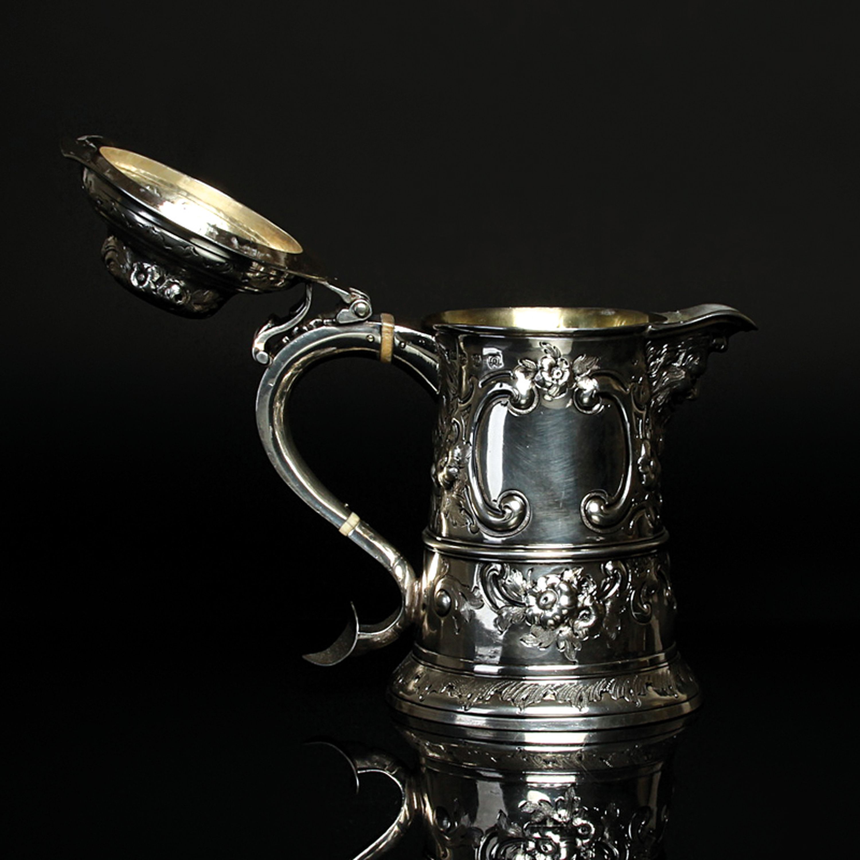 Detail b: Deckelhumpen aus Silber, London, 1768, Meistermarke IM, Silber, gestochen und ziseliert, Ausguß mit Maskeron, Muschelwerk und Blumenbuketts, stark ...