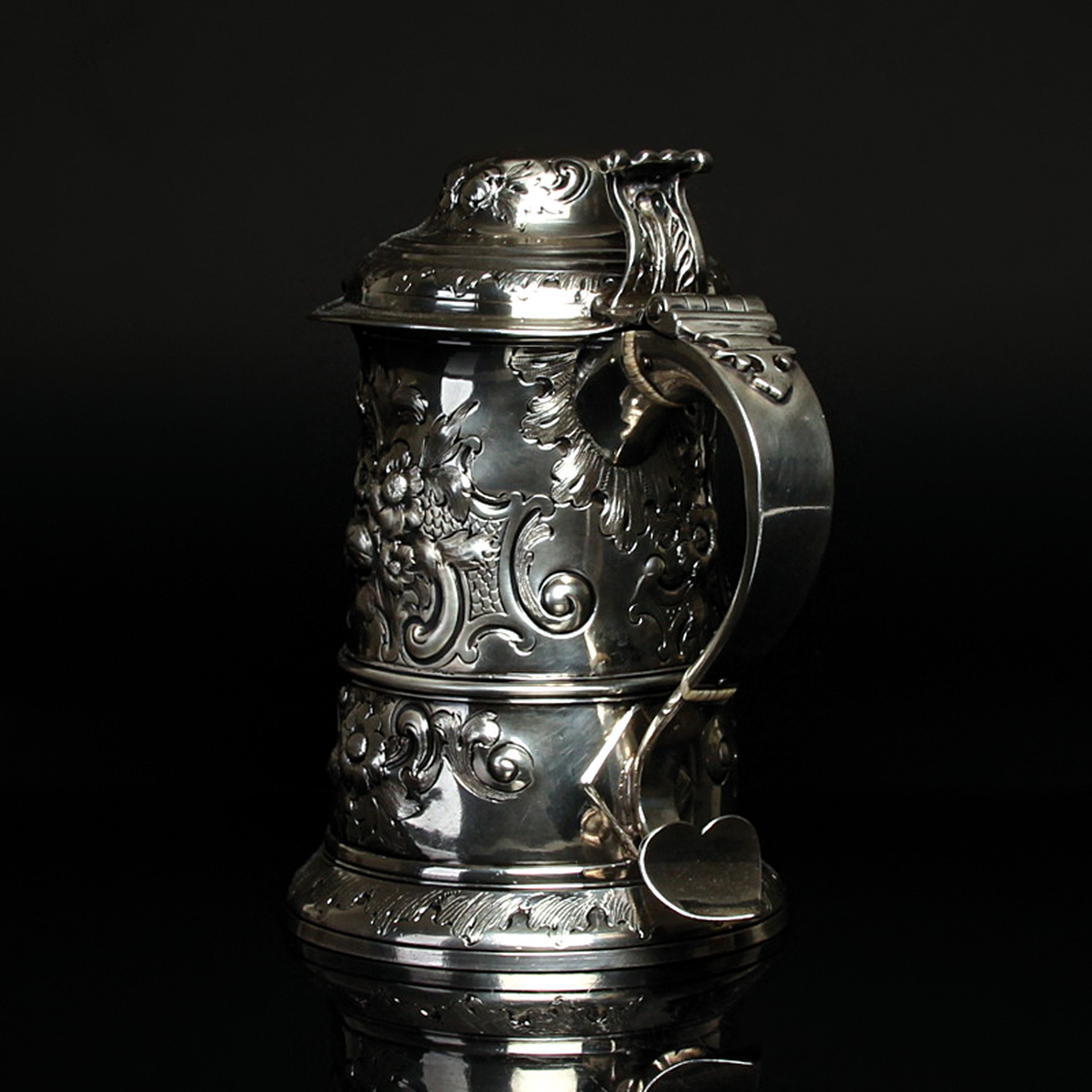 Detail c: Deckelhumpen aus Silber, London, 1768, Meistermarke IM, Silber, gestochen und ziseliert, Ausguß mit Maskeron, Muschelwerk und Blumenbuketts, stark ...