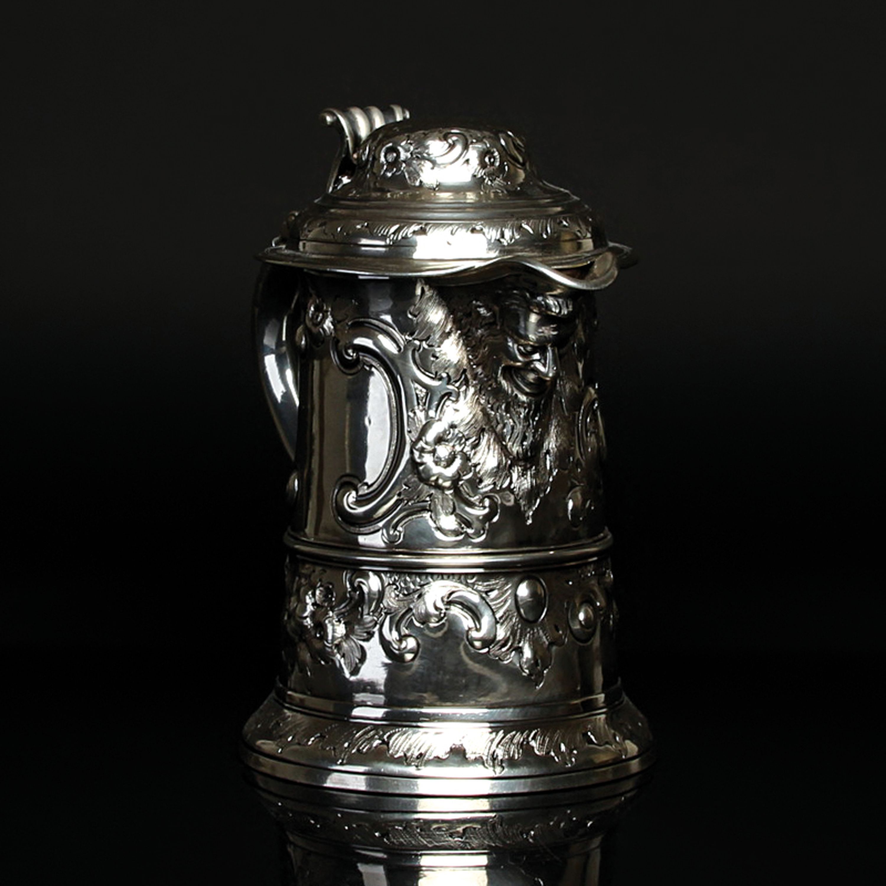 Detail d: Deckelhumpen aus Silber, London, 1768, Meistermarke IM, Silber, gestochen und ziseliert, Ausguß mit Maskeron, Muschelwerk und Blumenbuketts, stark ...