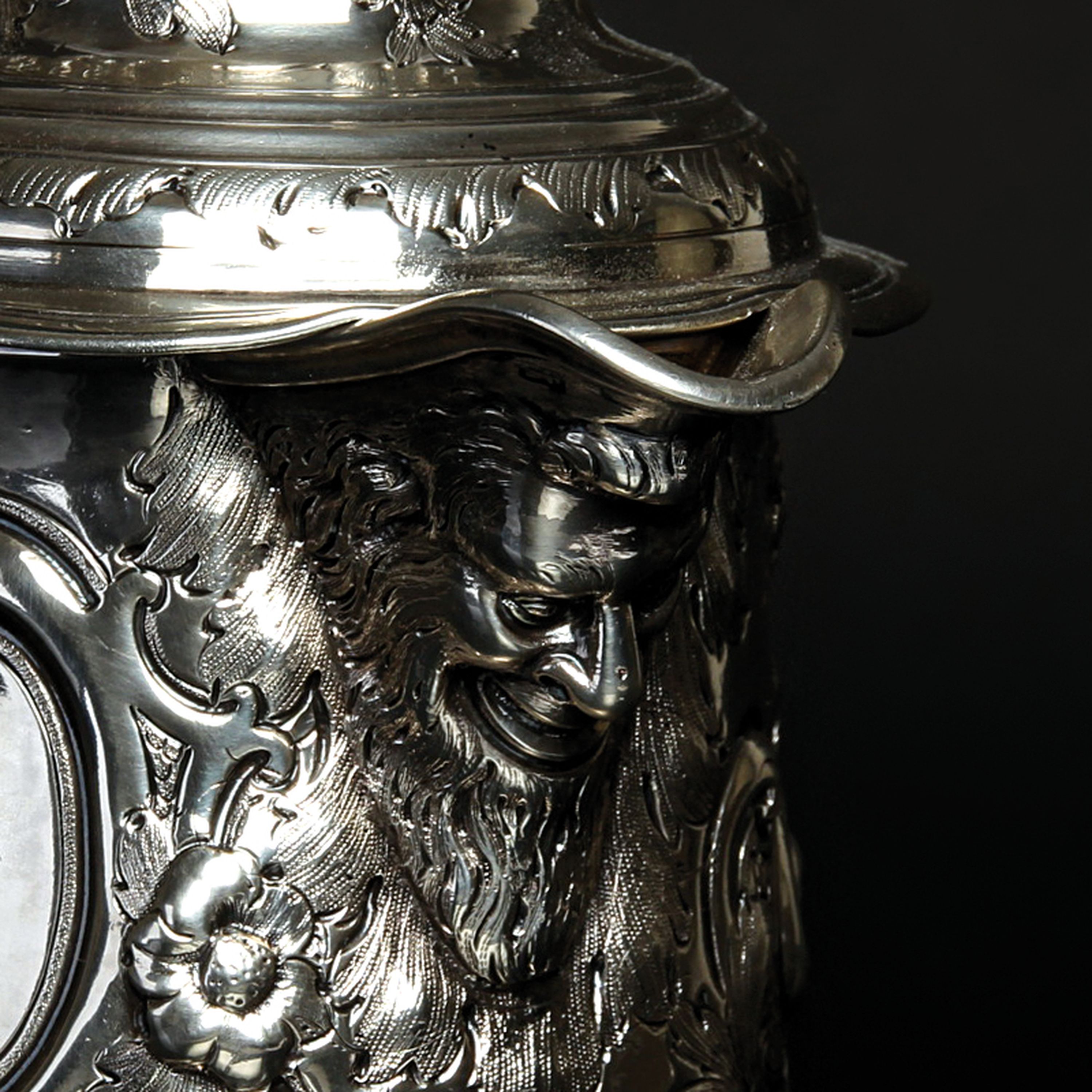 Detail e: Deckelhumpen aus Silber, London, 1768, Meistermarke IM, Silber, gestochen und ziseliert, Ausguß mit Maskeron, Muschelwerk und Blumenbuketts, stark ...