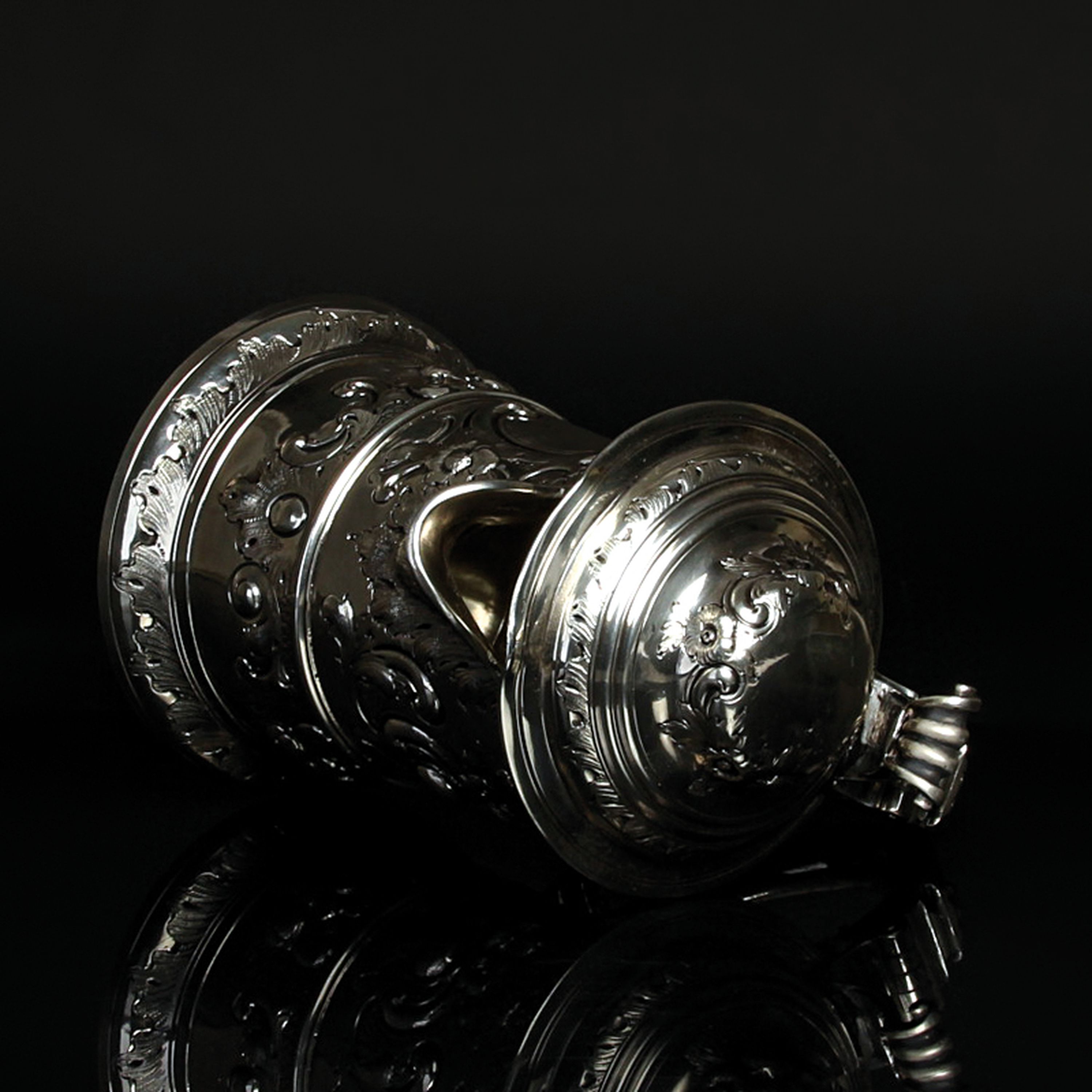 Detail f: Deckelhumpen aus Silber, London, 1768, Meistermarke IM, Silber, gestochen und ziseliert, Ausguß mit Maskeron, Muschelwerk und Blumenbuketts, stark ...