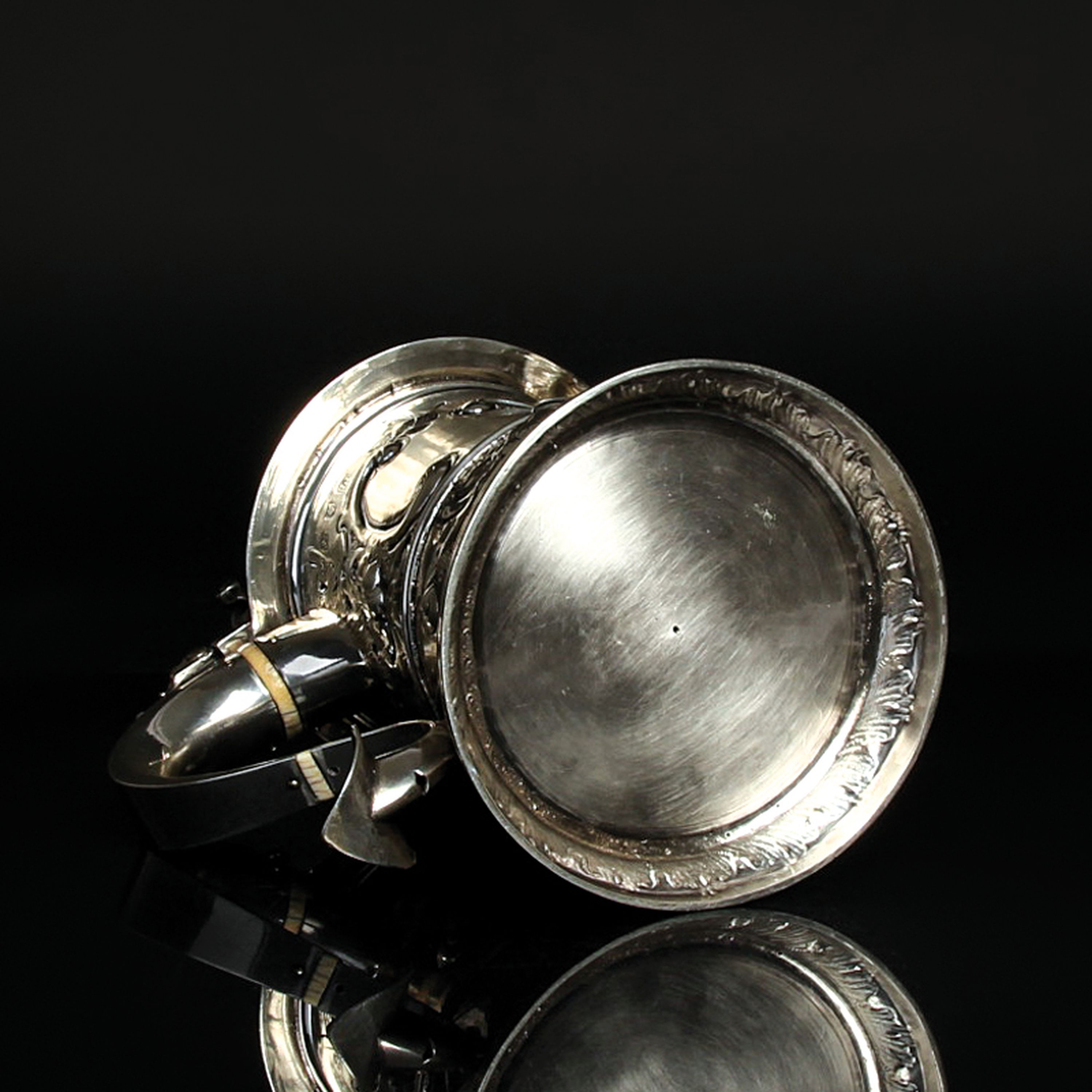 Detail h: Deckelhumpen aus Silber, London, 1768, Meistermarke IM, Silber, gestochen und ziseliert, Ausguß mit Maskeron, Muschelwerk und Blumenbuketts, stark ...