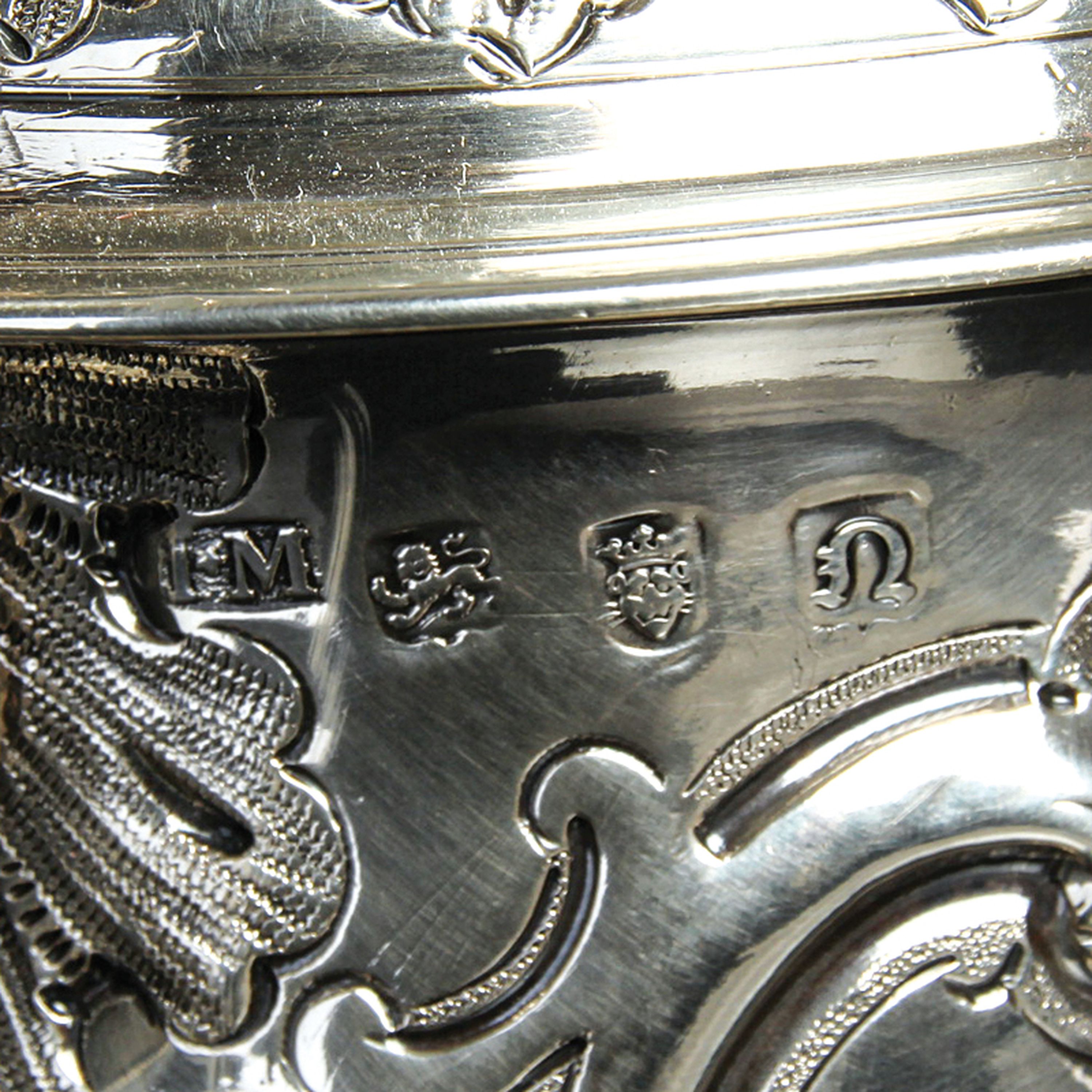 Detail i: Deckelhumpen aus Silber, London, 1768, Meistermarke IM, Silber, gestochen und ziseliert, Ausguß mit Maskeron, Muschelwerk und Blumenbuketts, stark ...