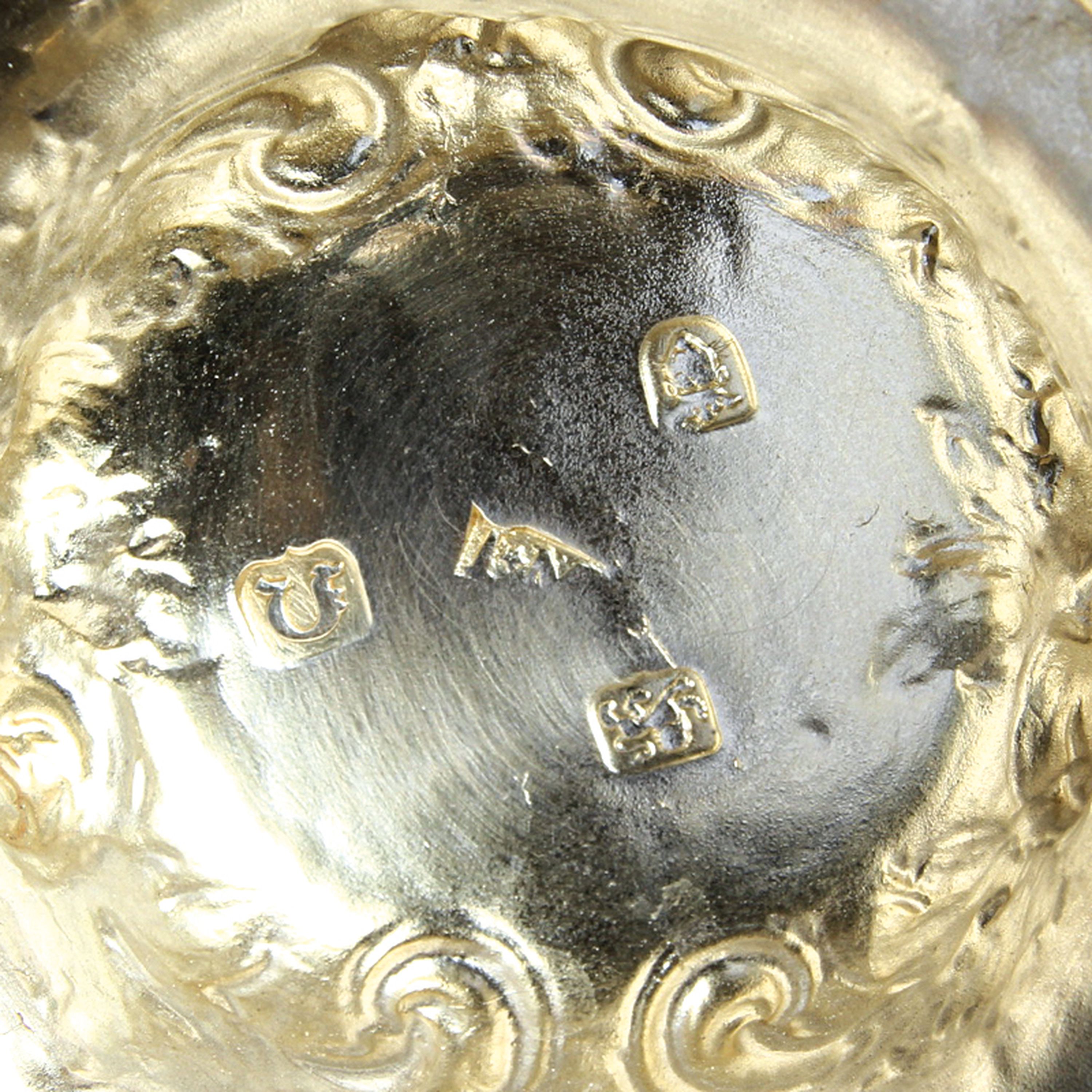 Detail j: Deckelhumpen aus Silber, London, 1768, Meistermarke IM, Silber, gestochen und ziseliert, Ausguß mit Maskeron, Muschelwerk und Blumenbuketts, stark ...