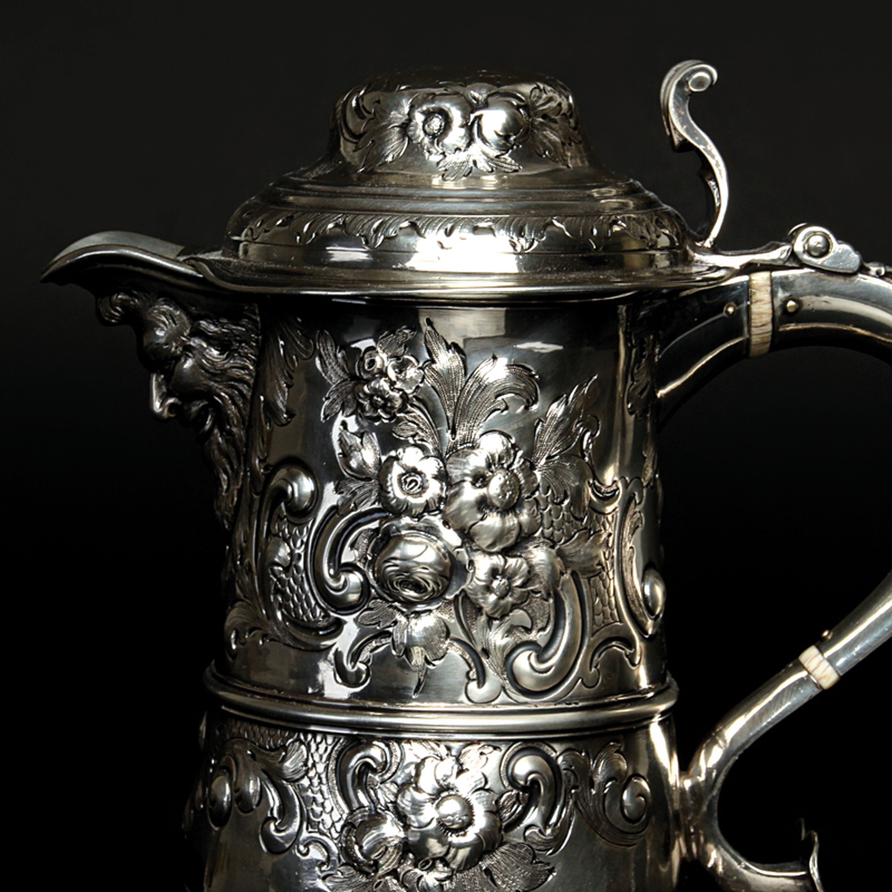 Detail k: Deckelhumpen aus Silber, London, 1768, Meistermarke IM, Silber, gestochen und ziseliert, Ausguß mit Maskeron, Muschelwerk und Blumenbuketts, stark ...