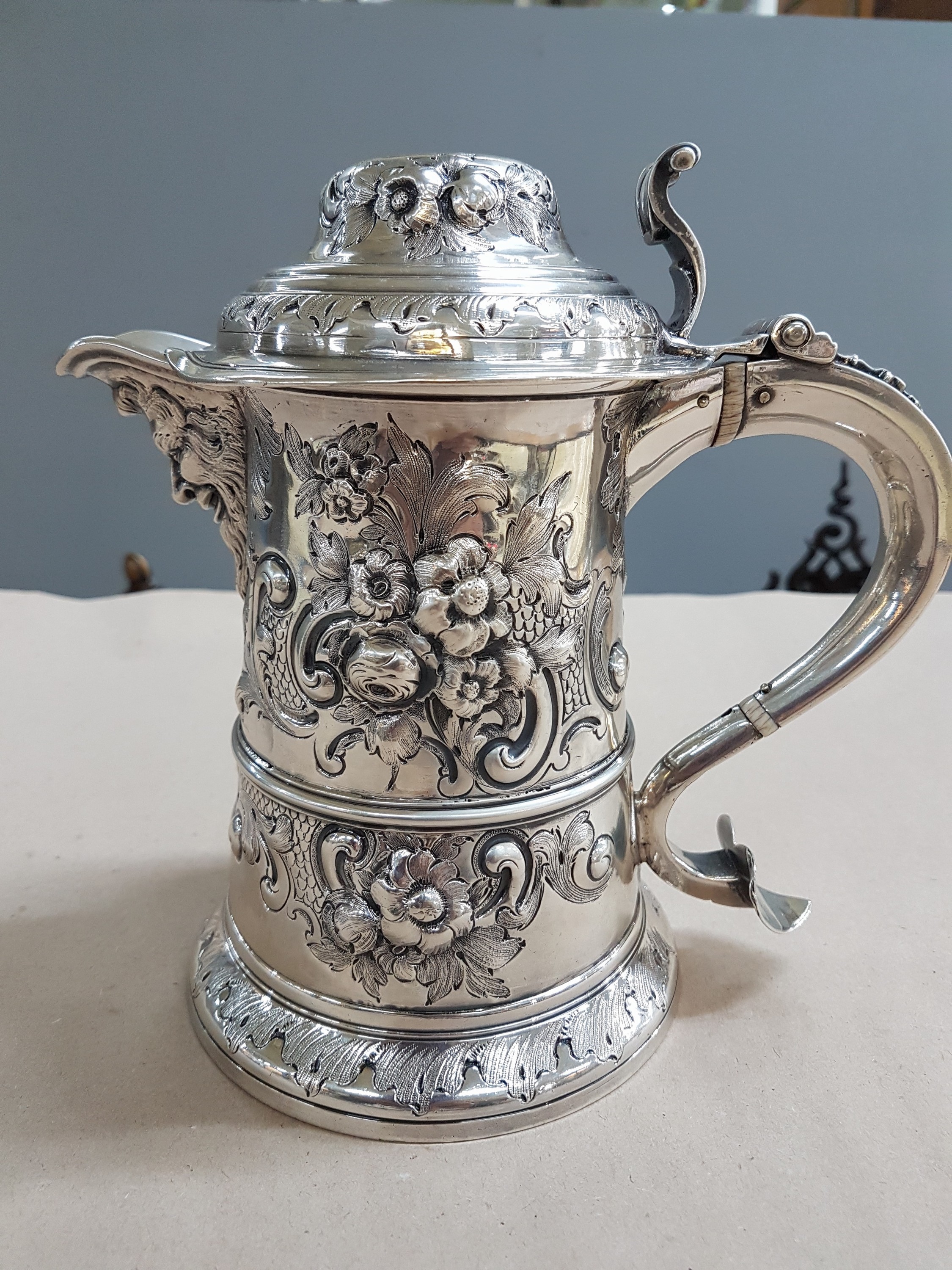 Detail l: Deckelhumpen aus Silber, London, 1768, Meistermarke IM, Silber, gestochen und ziseliert, Ausguß mit Maskeron, Muschelwerk und Blumenbuketts, stark ...