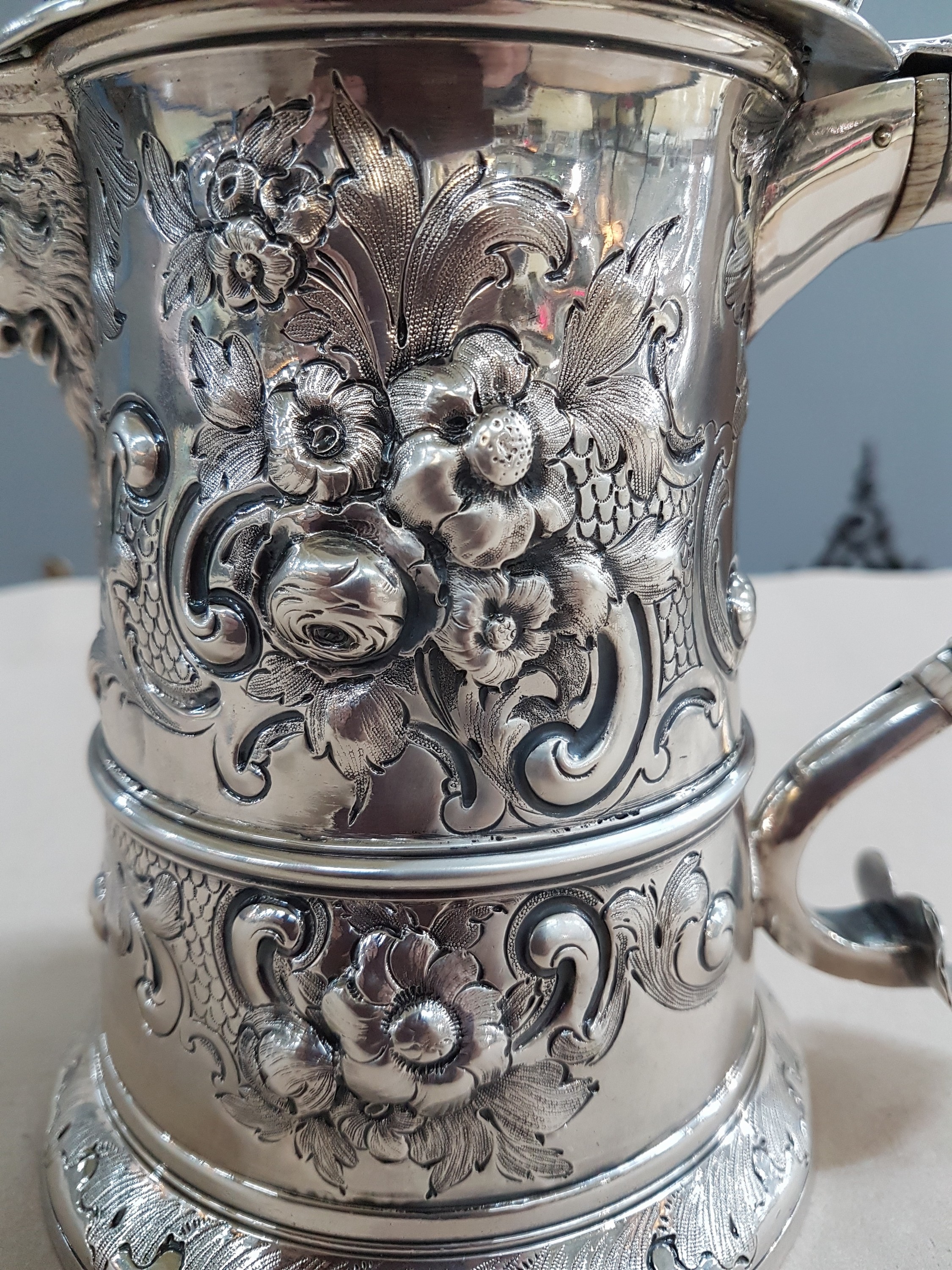 Detail m: Deckelhumpen aus Silber, London, 1768, Meistermarke IM, Silber, gestochen und ziseliert, Ausguß mit Maskeron, Muschelwerk und Blumenbuketts, stark ...