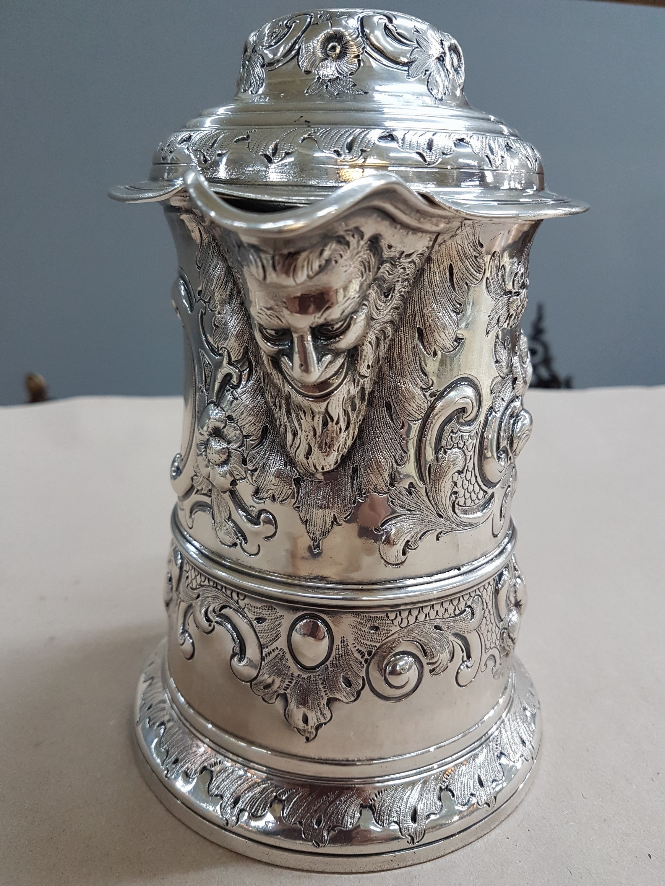 Detail n: Deckelhumpen aus Silber, London, 1768, Meistermarke IM, Silber, gestochen und ziseliert, Ausguß mit Maskeron, Muschelwerk und Blumenbuketts, stark ...