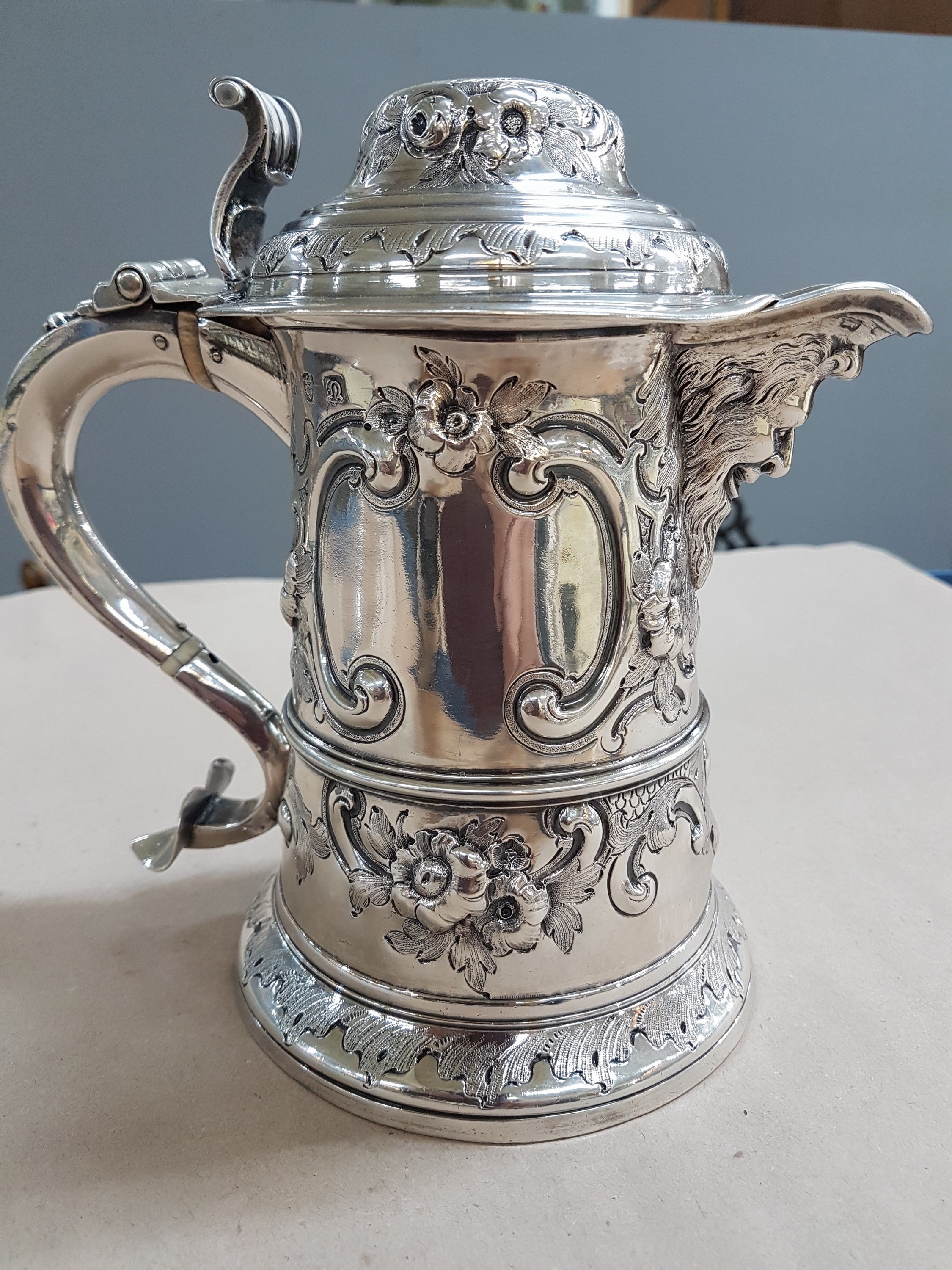 Detail o: Deckelhumpen aus Silber, London, 1768, Meistermarke IM, Silber, gestochen und ziseliert, Ausguß mit Maskeron, Muschelwerk und Blumenbuketts, stark ...