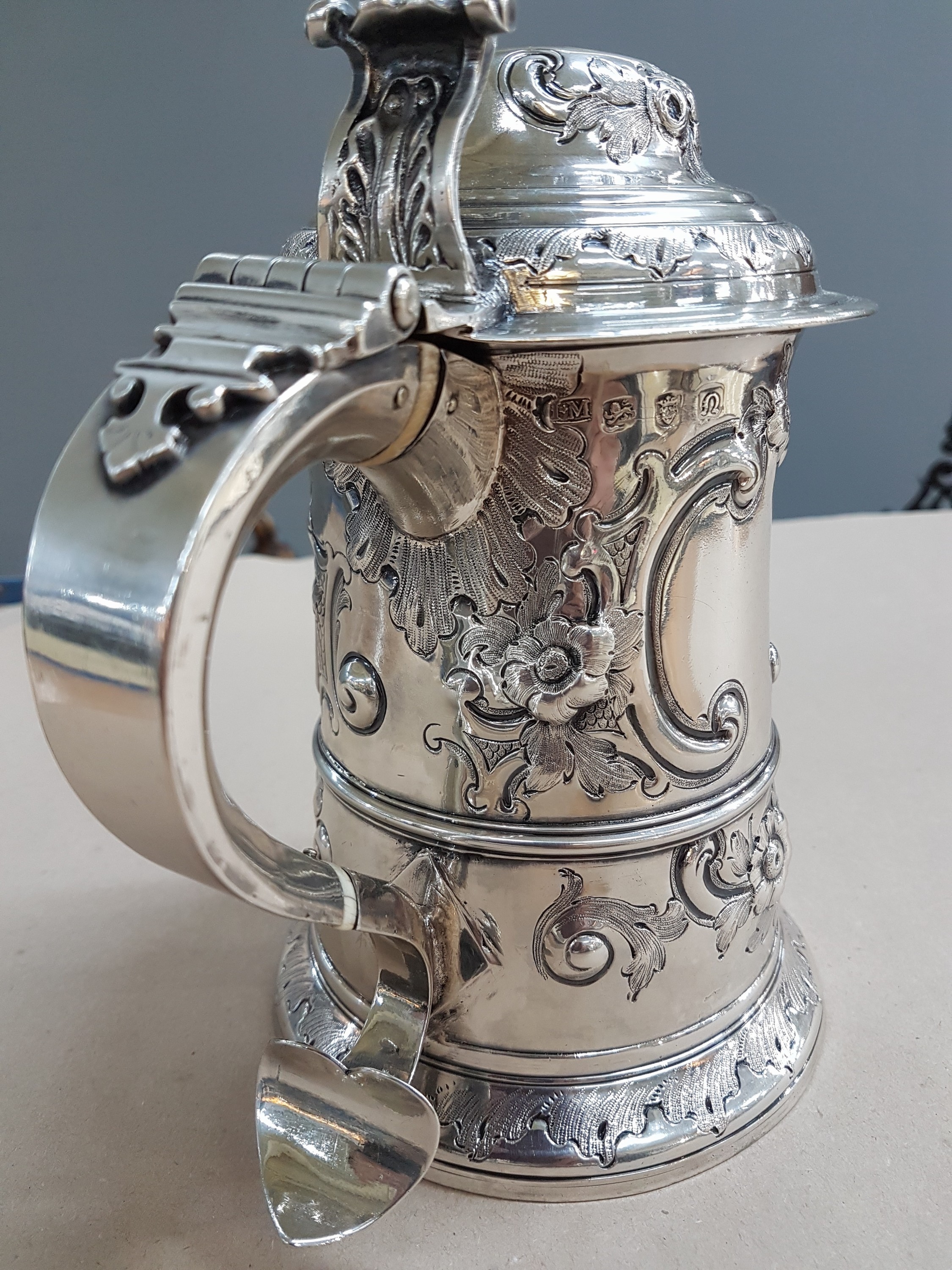 Detail p: Deckelhumpen aus Silber, London, 1768, Meistermarke IM, Silber, gestochen und ziseliert, Ausguß mit Maskeron, Muschelwerk und Blumenbuketts, stark ...