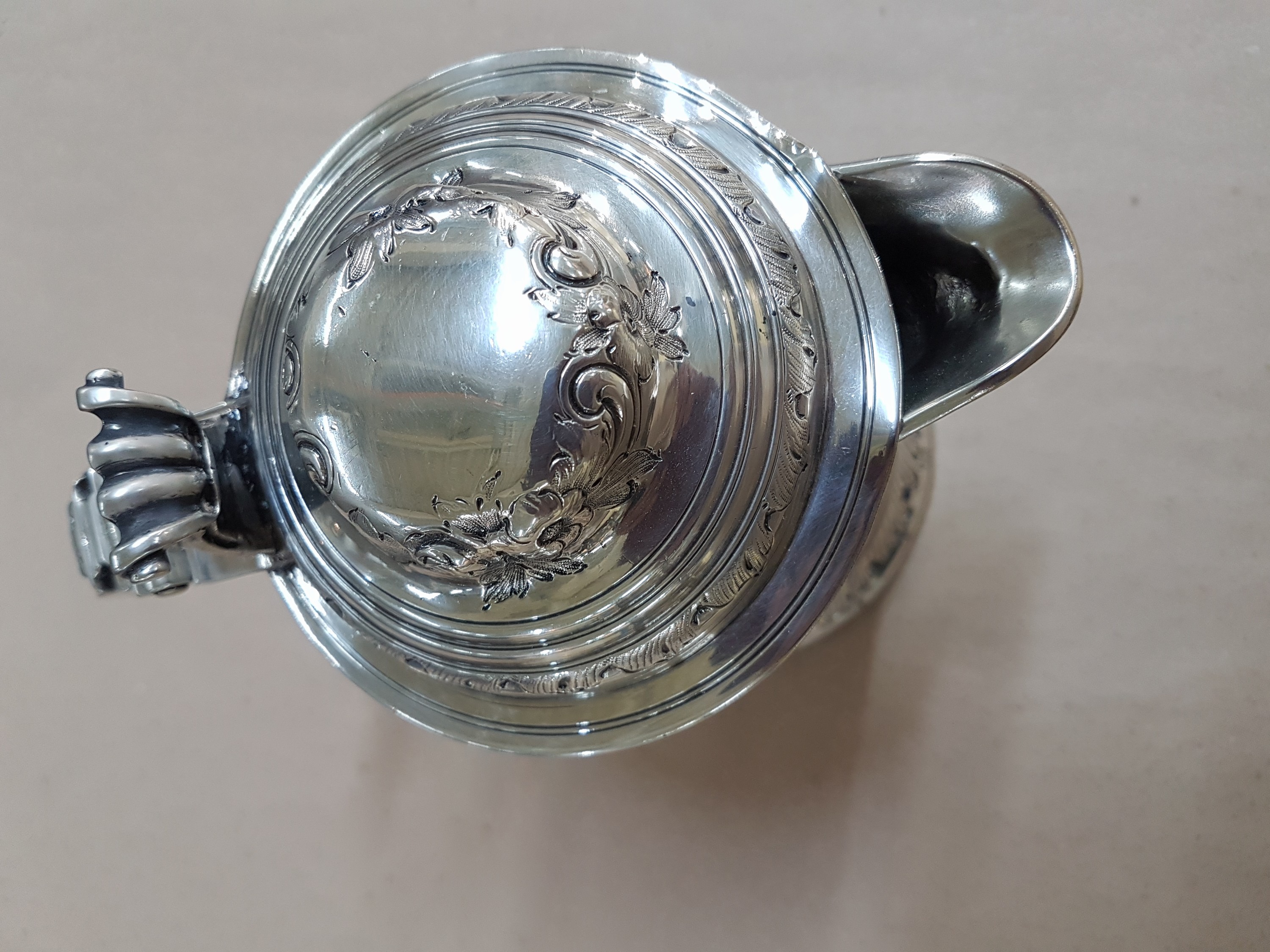 Detail q: Deckelhumpen aus Silber, London, 1768, Meistermarke IM, Silber, gestochen und ziseliert, Ausguß mit Maskeron, Muschelwerk und Blumenbuketts, stark ...