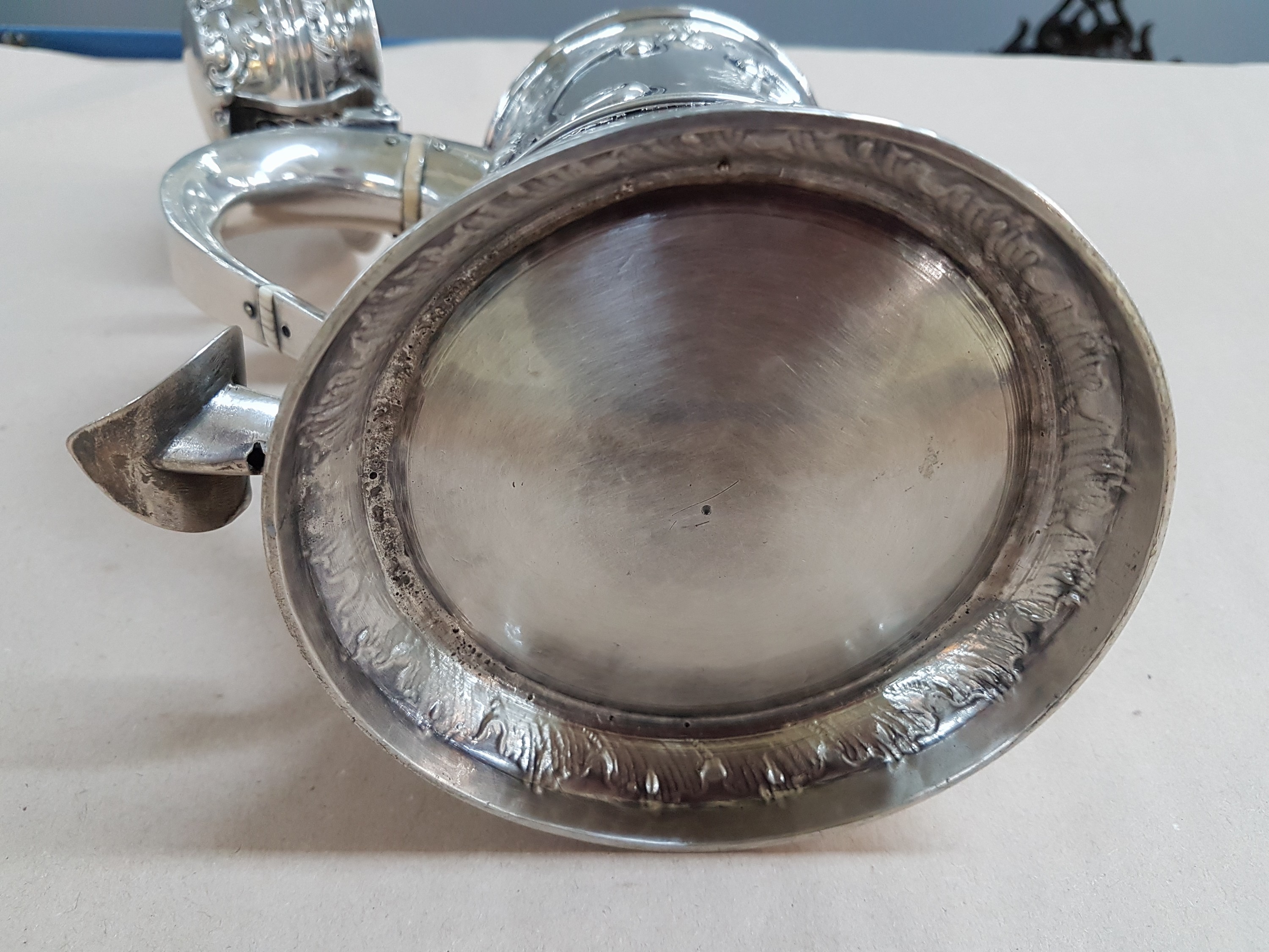 Detail s: Deckelhumpen aus Silber, London, 1768, Meistermarke IM, Silber, gestochen und ziseliert, Ausguß mit Maskeron, Muschelwerk und Blumenbuketts, stark ...