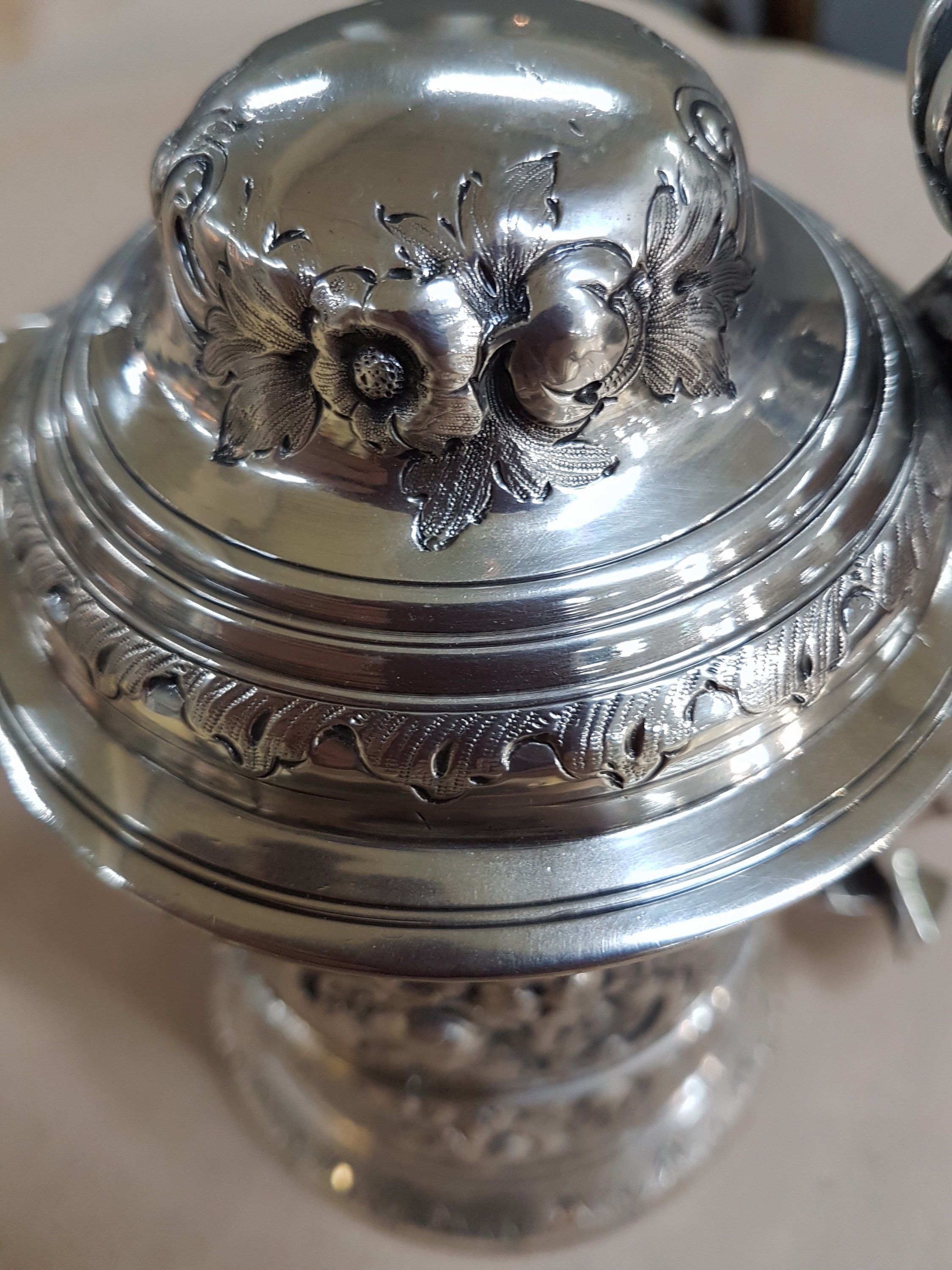 Detail t: Deckelhumpen aus Silber, London, 1768, Meistermarke IM, Silber, gestochen und ziseliert, Ausguß mit Maskeron, Muschelwerk und Blumenbuketts, stark ...