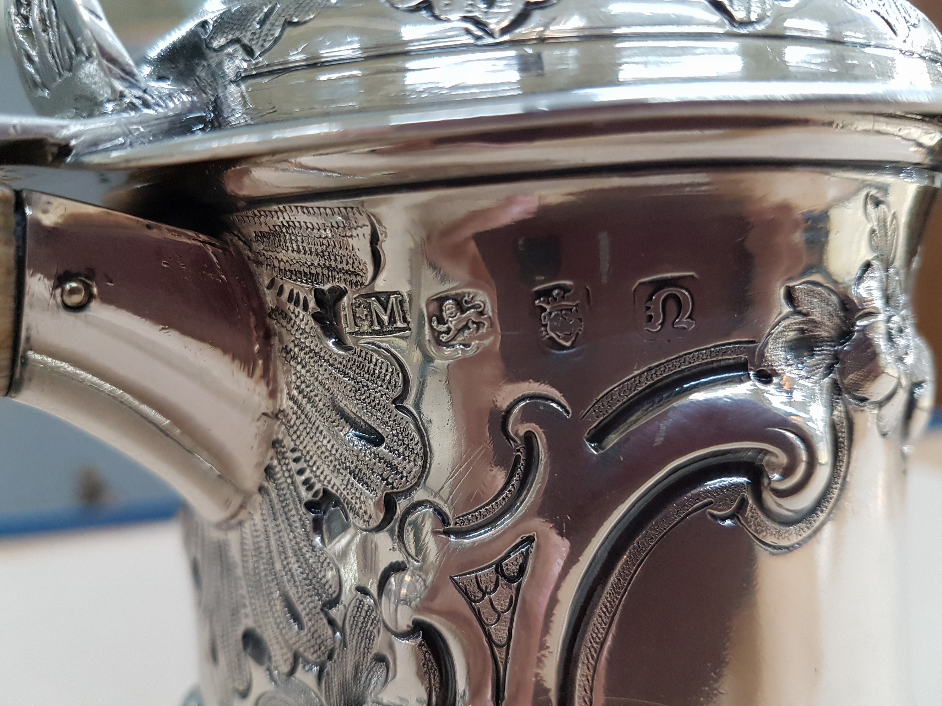 Detail u: Deckelhumpen aus Silber, London, 1768, Meistermarke IM, Silber, gestochen und ziseliert, Ausguß mit Maskeron, Muschelwerk und Blumenbuketts, stark ...