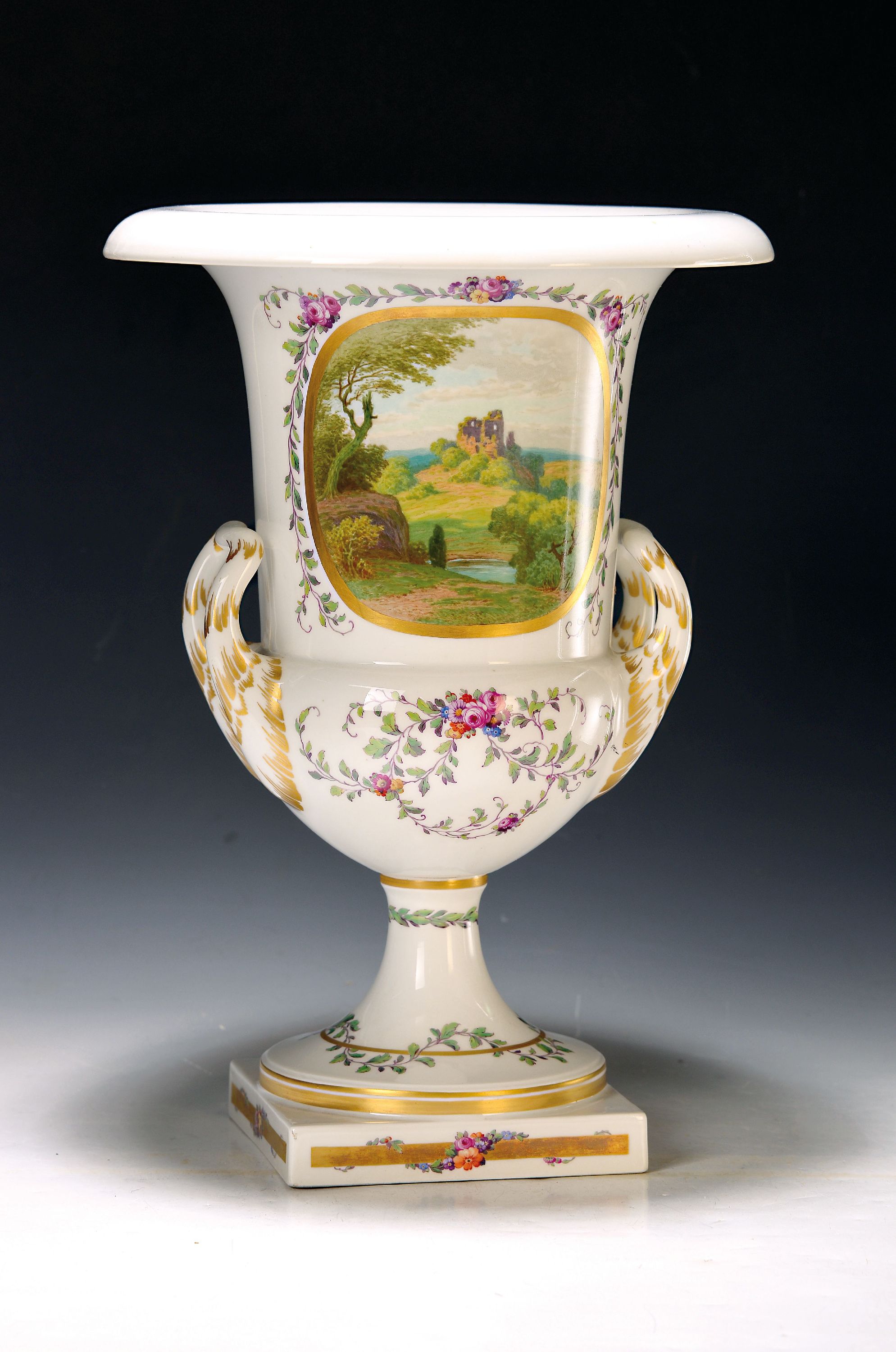 Kratervase, KPM Berlin, Kriegsmarke 1914-18, Porzellan, feine bunt bemalt mit Blumen- und Blattranken, in zwei Kartuschen feine bunte ...