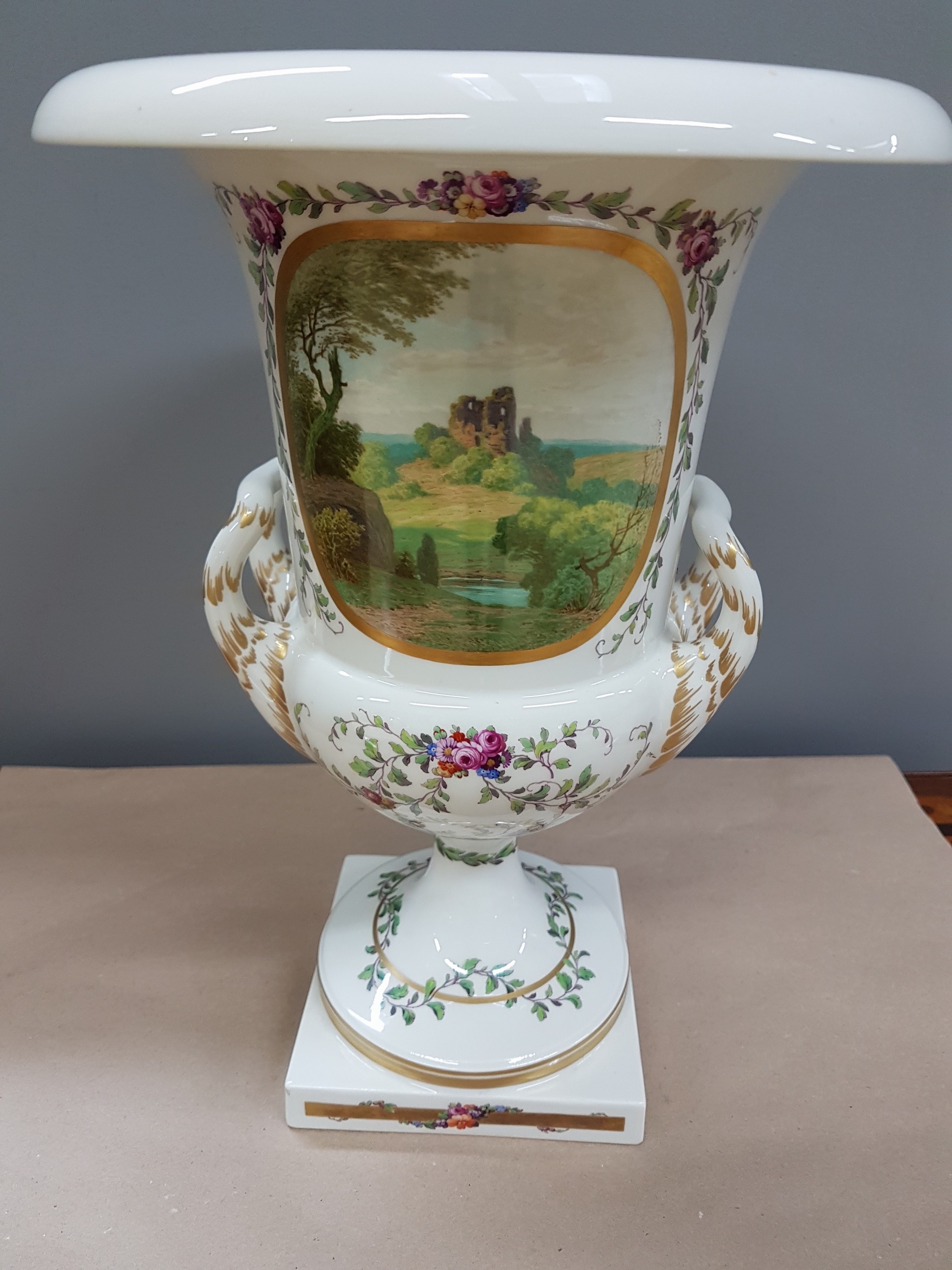 Detail a: Kratervase, KPM Berlin, Kriegsmarke 1914-18, Porzellan, feine bunt bemalt mit Blumen- und Blattranken, in zwei Kartuschen feine bunte ...