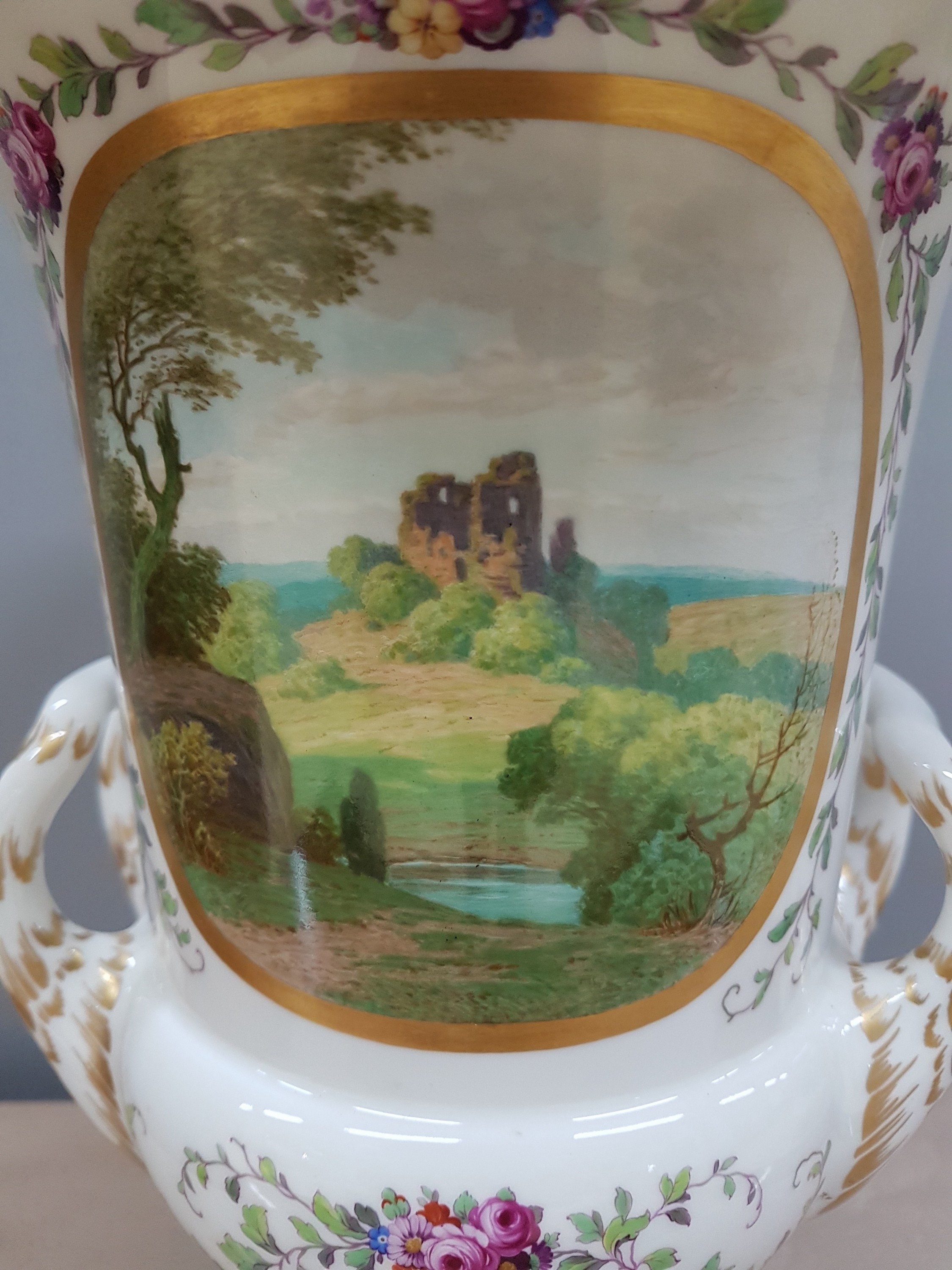 Detail b: Kratervase, KPM Berlin, Kriegsmarke 1914-18, Porzellan, feine bunt bemalt mit Blumen- und Blattranken, in zwei Kartuschen feine bunte ...