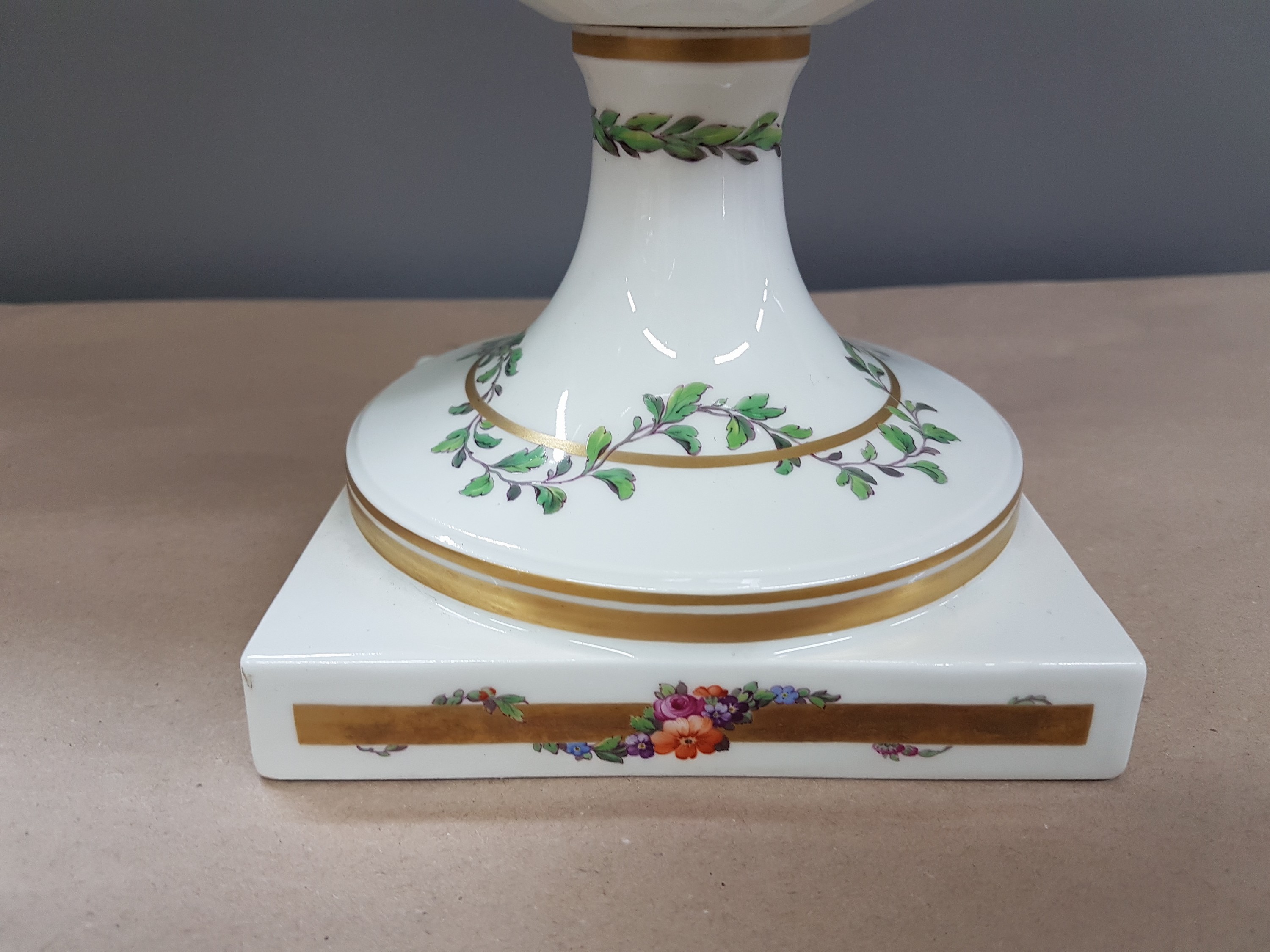 Detail c: Kratervase, KPM Berlin, Kriegsmarke 1914-18, Porzellan, feine bunt bemalt mit Blumen- und Blattranken, in zwei Kartuschen feine bunte ...