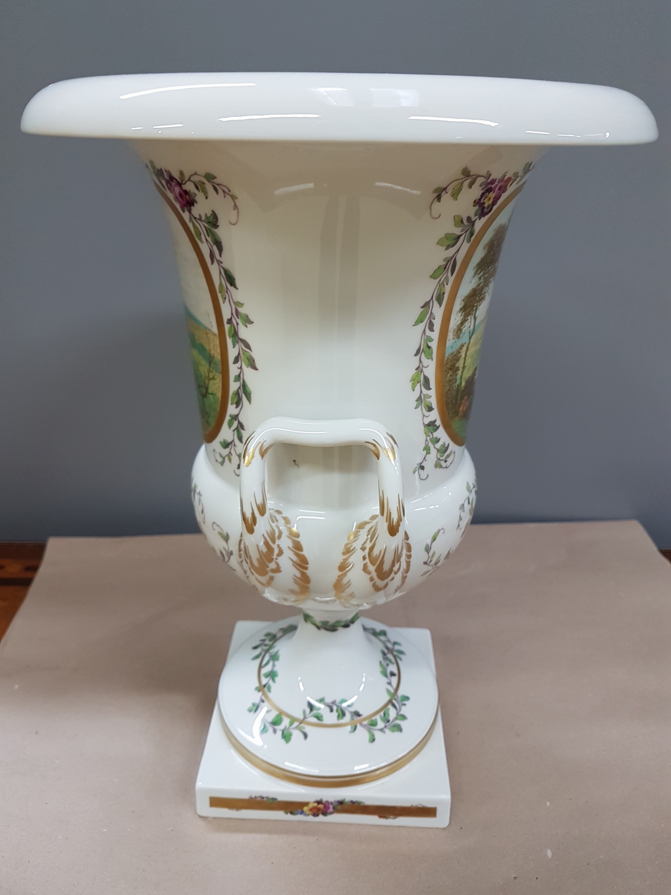 Detail d: Kratervase, KPM Berlin, Kriegsmarke 1914-18, Porzellan, feine bunt bemalt mit Blumen- und Blattranken, in zwei Kartuschen feine bunte ...