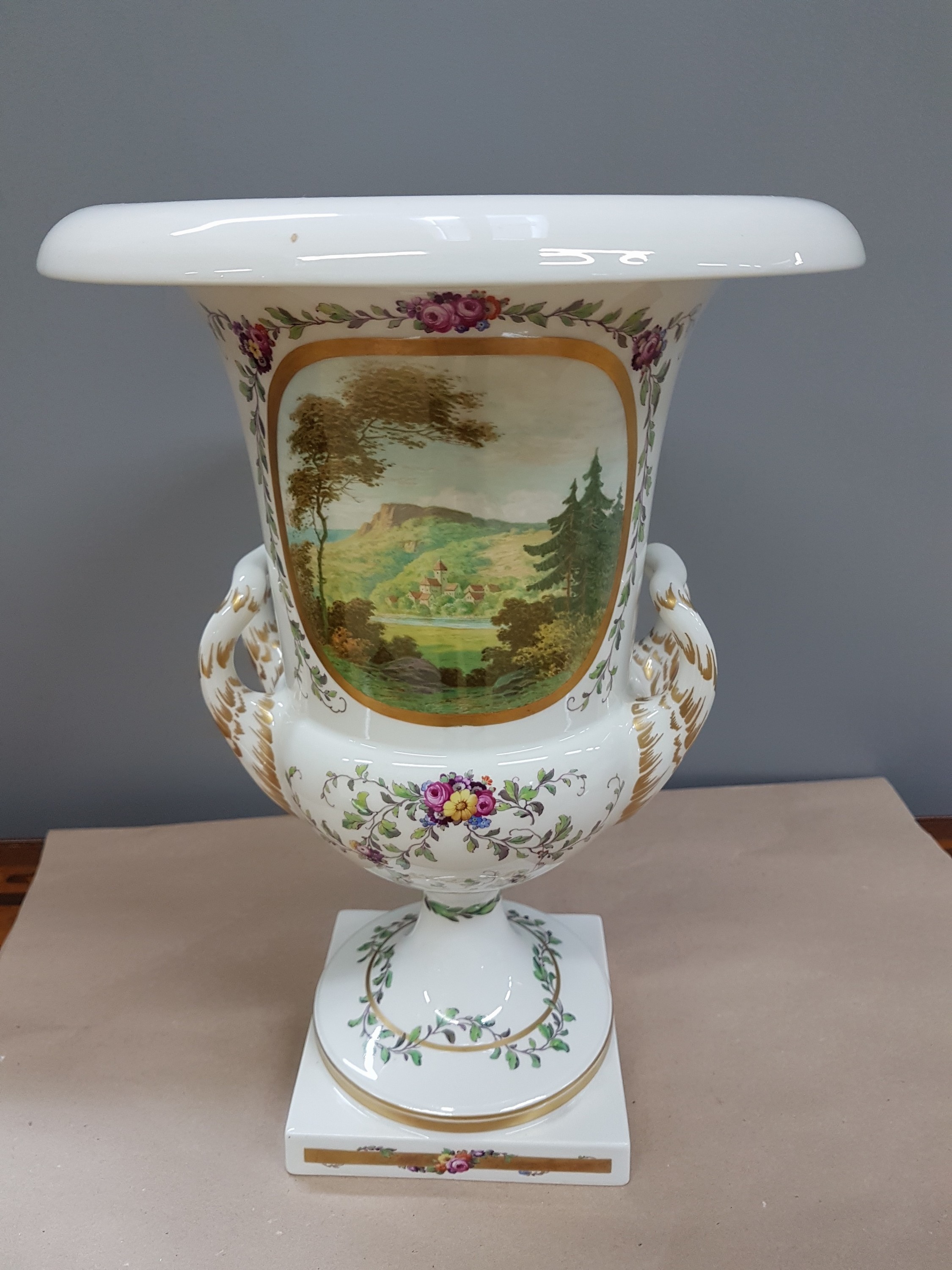 Detail e: Kratervase, KPM Berlin, Kriegsmarke 1914-18, Porzellan, feine bunt bemalt mit Blumen- und Blattranken, in zwei Kartuschen feine bunte ...