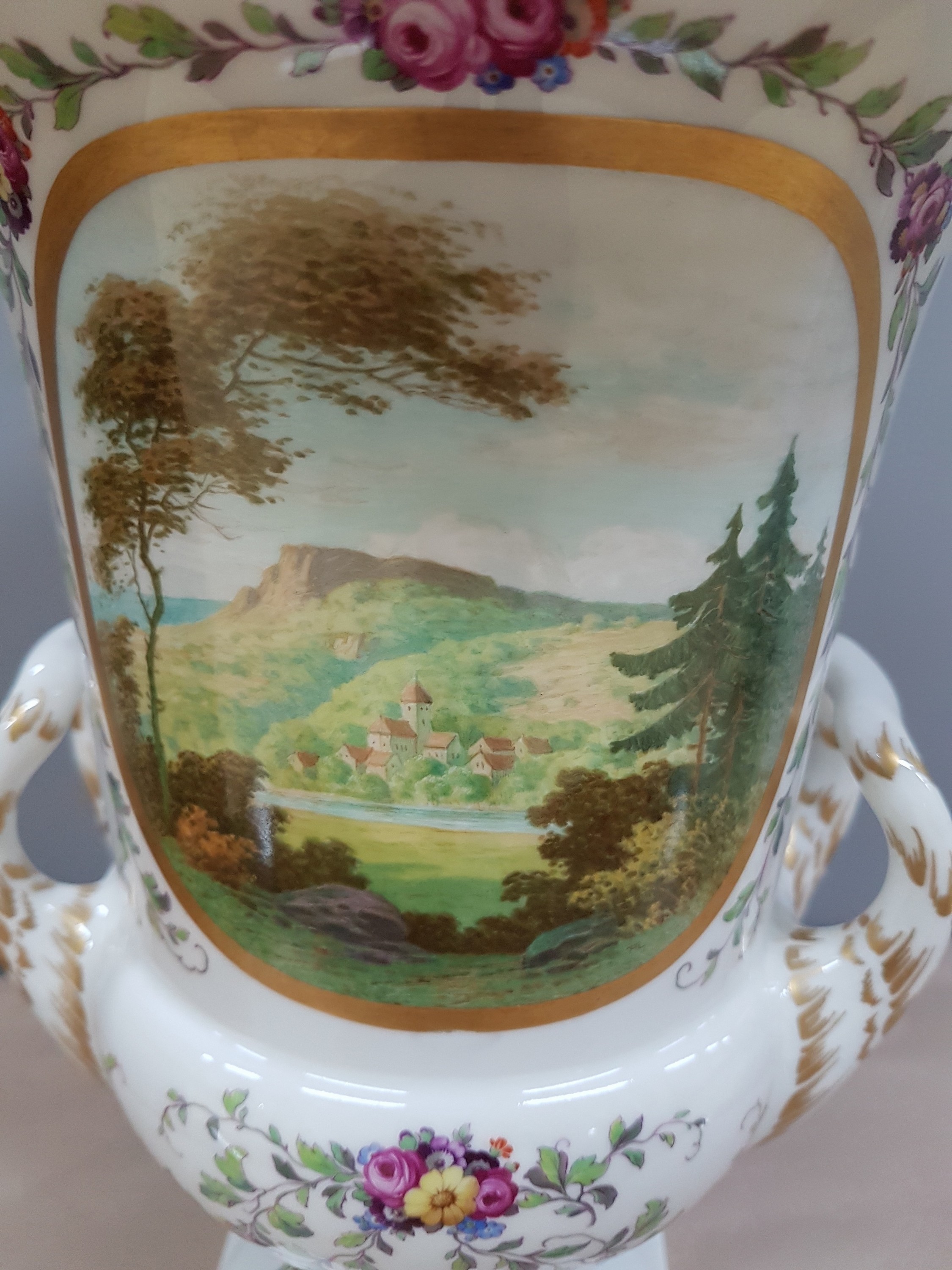 Detail f: Kratervase, KPM Berlin, Kriegsmarke 1914-18, Porzellan, feine bunt bemalt mit Blumen- und Blattranken, in zwei Kartuschen feine bunte ...