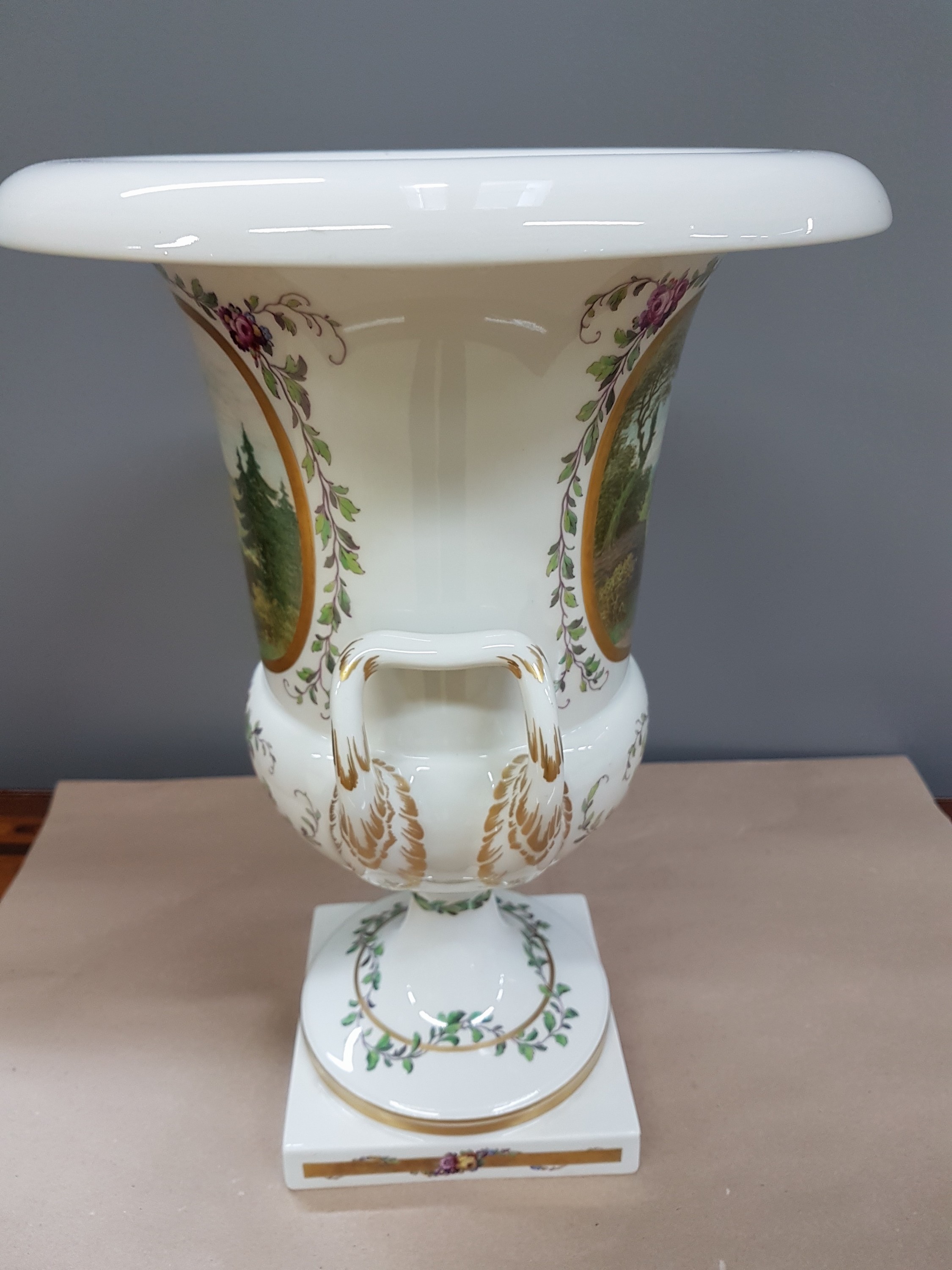 Detail g: Kratervase, KPM Berlin, Kriegsmarke 1914-18, Porzellan, feine bunt bemalt mit Blumen- und Blattranken, in zwei Kartuschen feine bunte ...