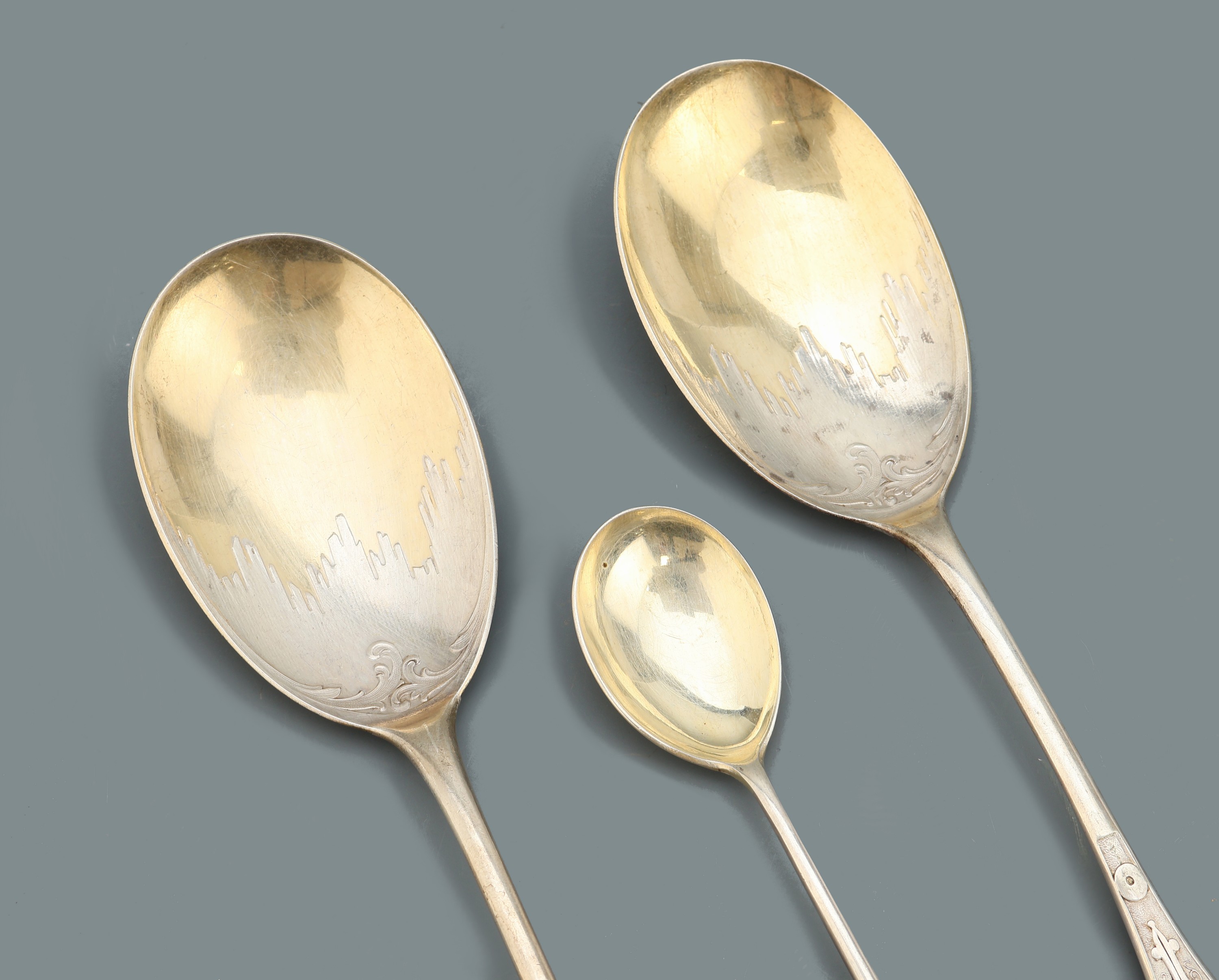 Detail a: 20-tlg. Eisbesteck, 800er Silber, deutsch um 1890, best. aus: 2 Vorlegelöffel, L. ca. 22 cm, Laffen teilverg., 18 Eislöffel, L. ca. 14.5 cm, ...