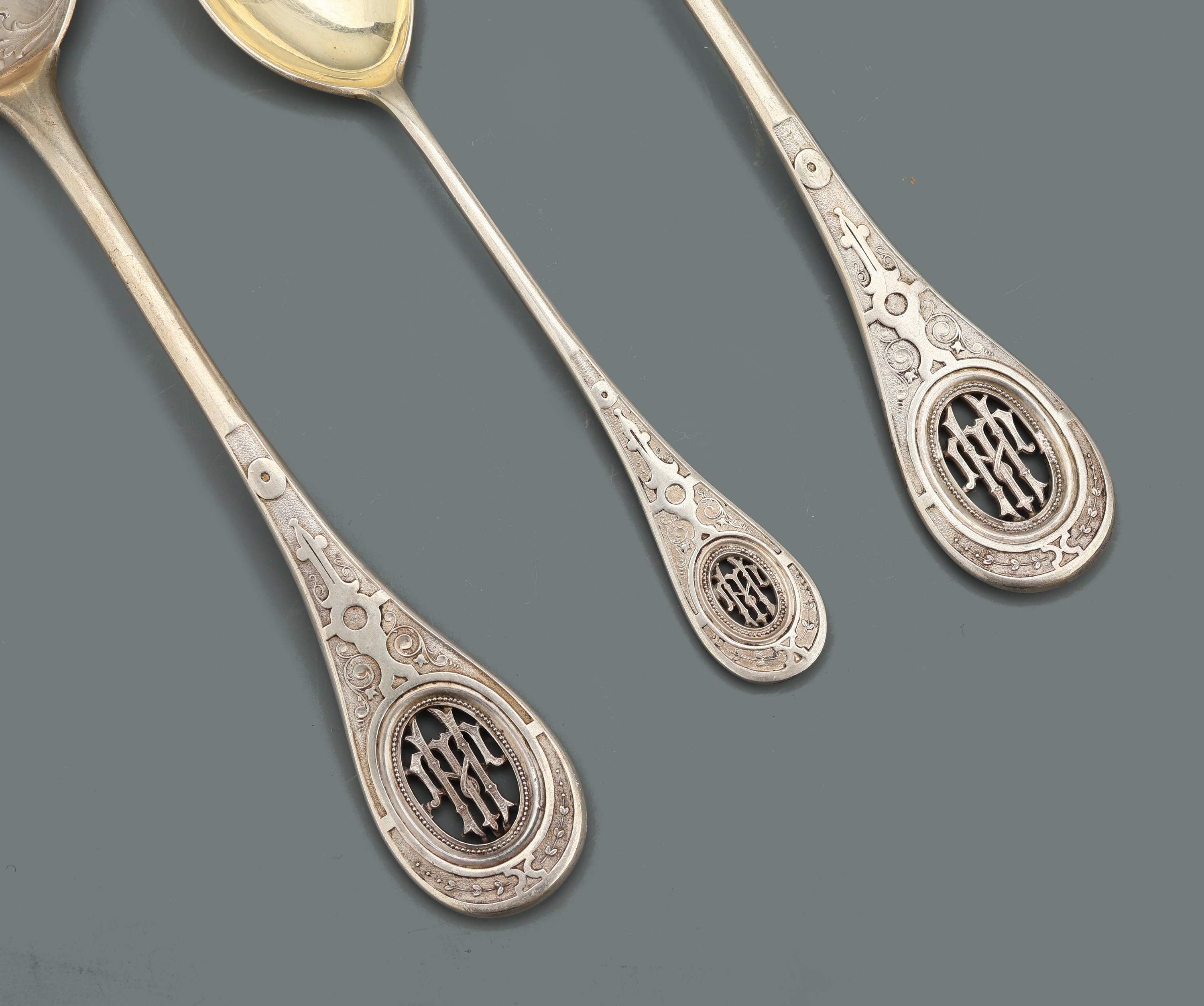 Detail b: 20-tlg. Eisbesteck, 800er Silber, deutsch um 1890, best. aus: 2 Vorlegelöffel, L. ca. 22 cm, Laffen teilverg., 18 Eislöffel, L. ca. 14.5 cm, ...
