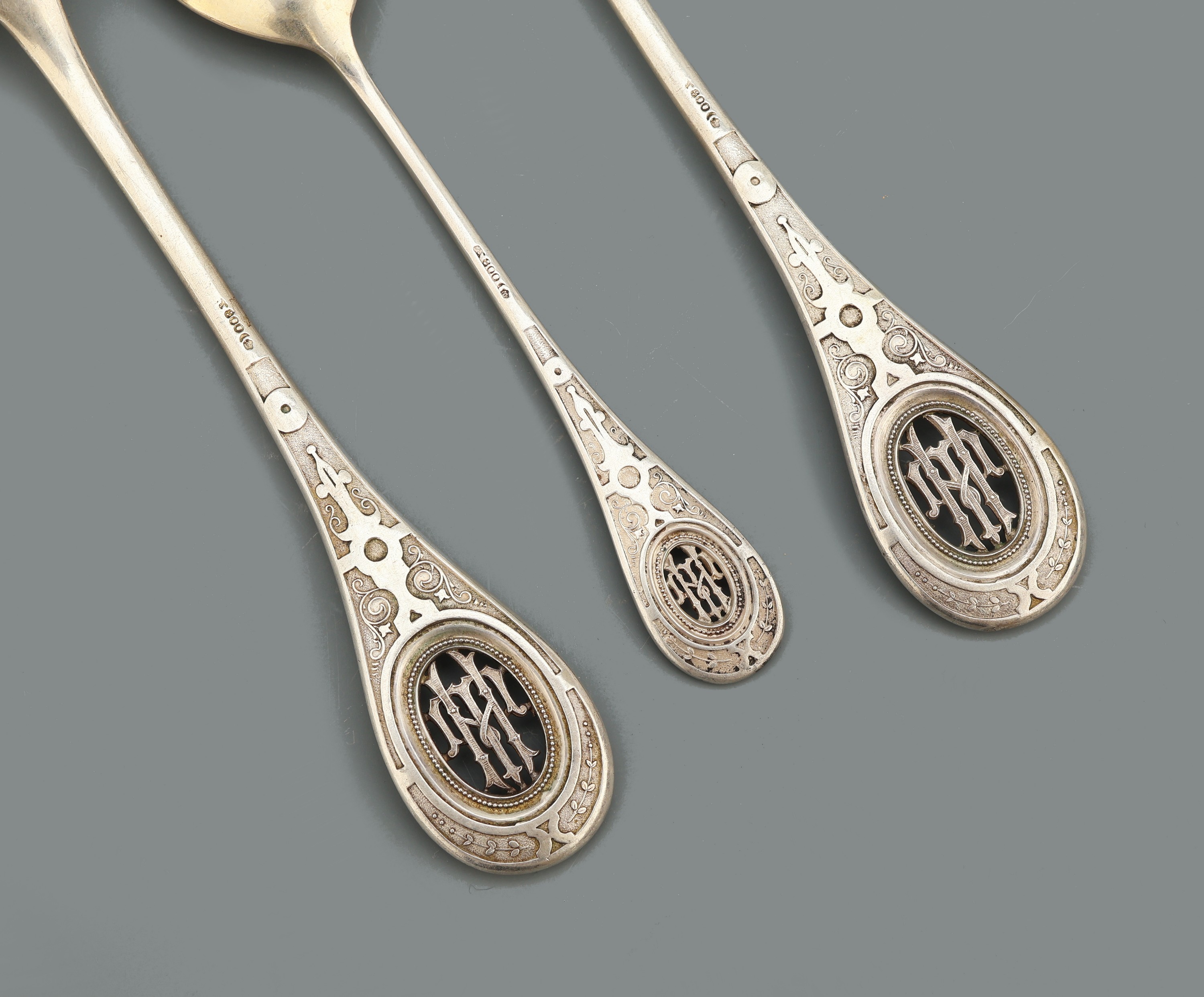 Detail c: 20-tlg. Eisbesteck, 800er Silber, deutsch um 1890, best. aus: 2 Vorlegelöffel, L. ca. 22 cm, Laffen teilverg., 18 Eislöffel, L. ca. 14.5 cm, ...
