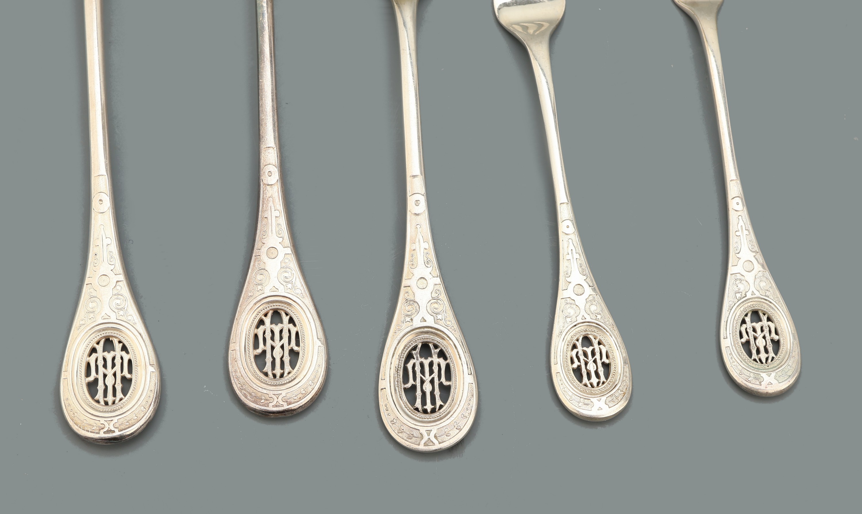 Detail a: Fischbesteck für 18 Personen, 800er Silber,deutsch um 1890, best. aus: 18 Fischgabeln, L.ca. 18.5 cm, 18 Fischmesser, L. ca. 21 cm, 1 gr. ...