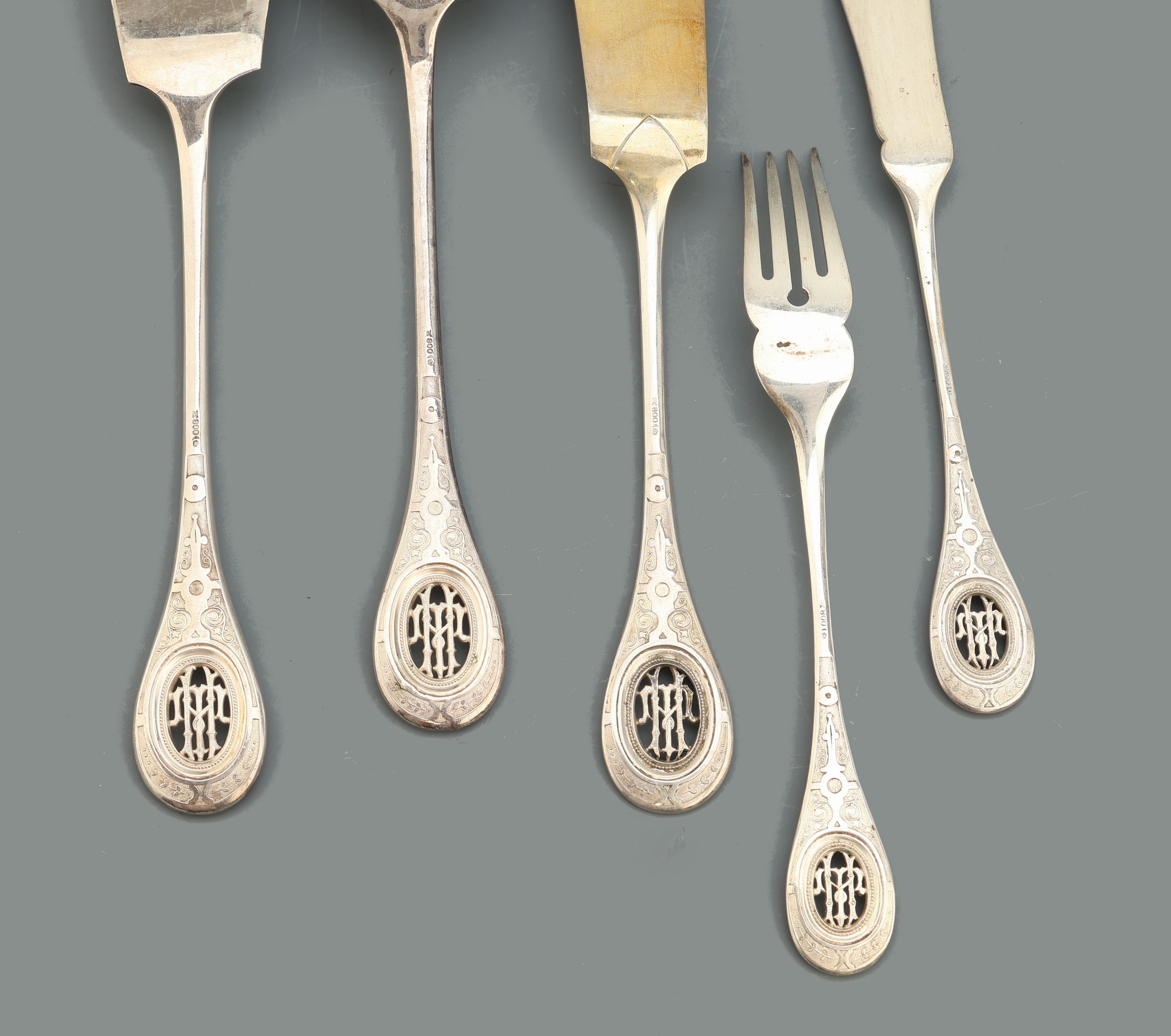 Detail b: Fischbesteck für 18 Personen, 800er Silber,deutsch um 1890, best. aus: 18 Fischgabeln, L.ca. 18.5 cm, 18 Fischmesser, L. ca. 21 cm, 1 gr. ...